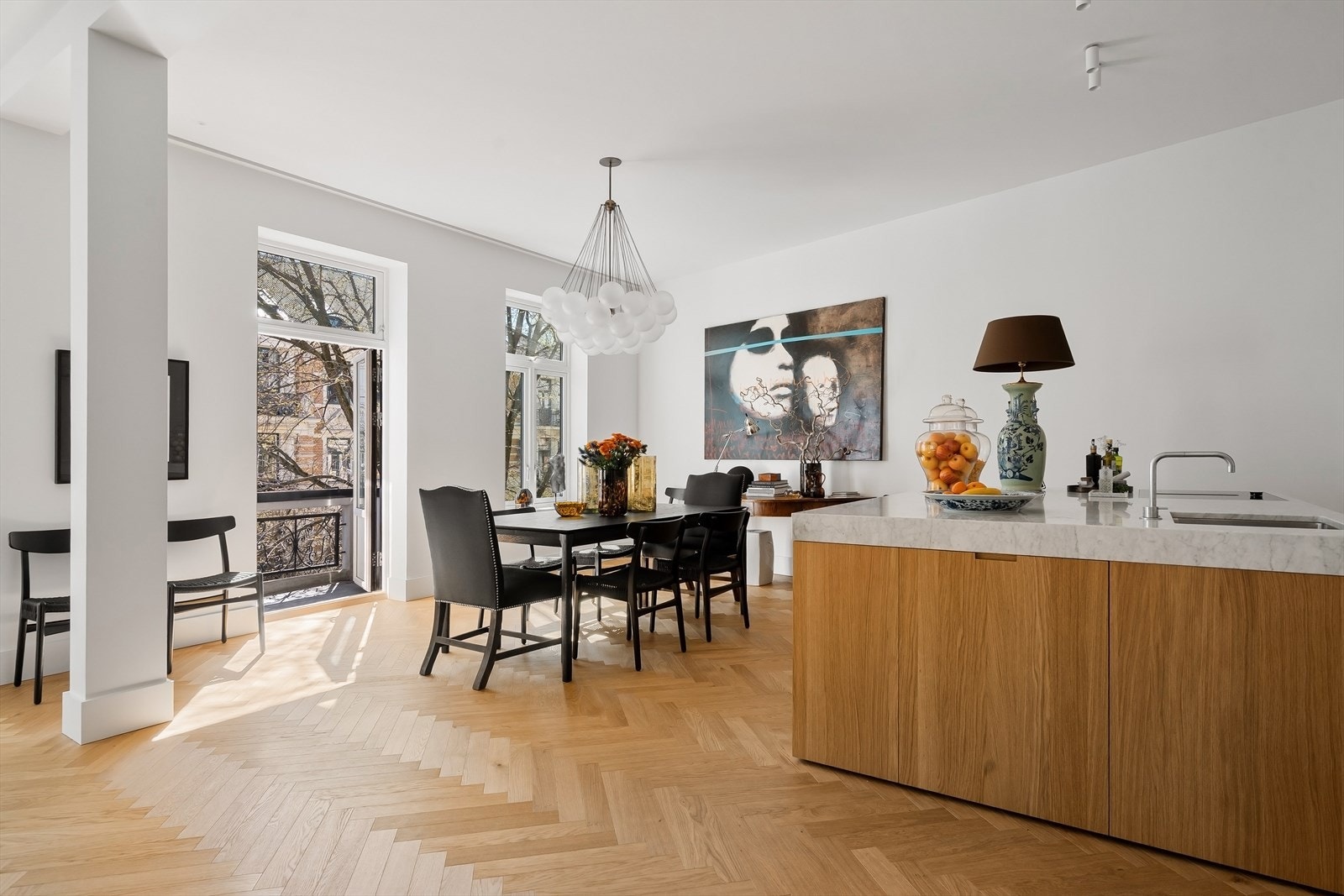 Spisestue mot åpent kjøkken med godt med skap fra Hamran snekkerverksted og integrerte Gaggenau hvitevarer Galleribilde