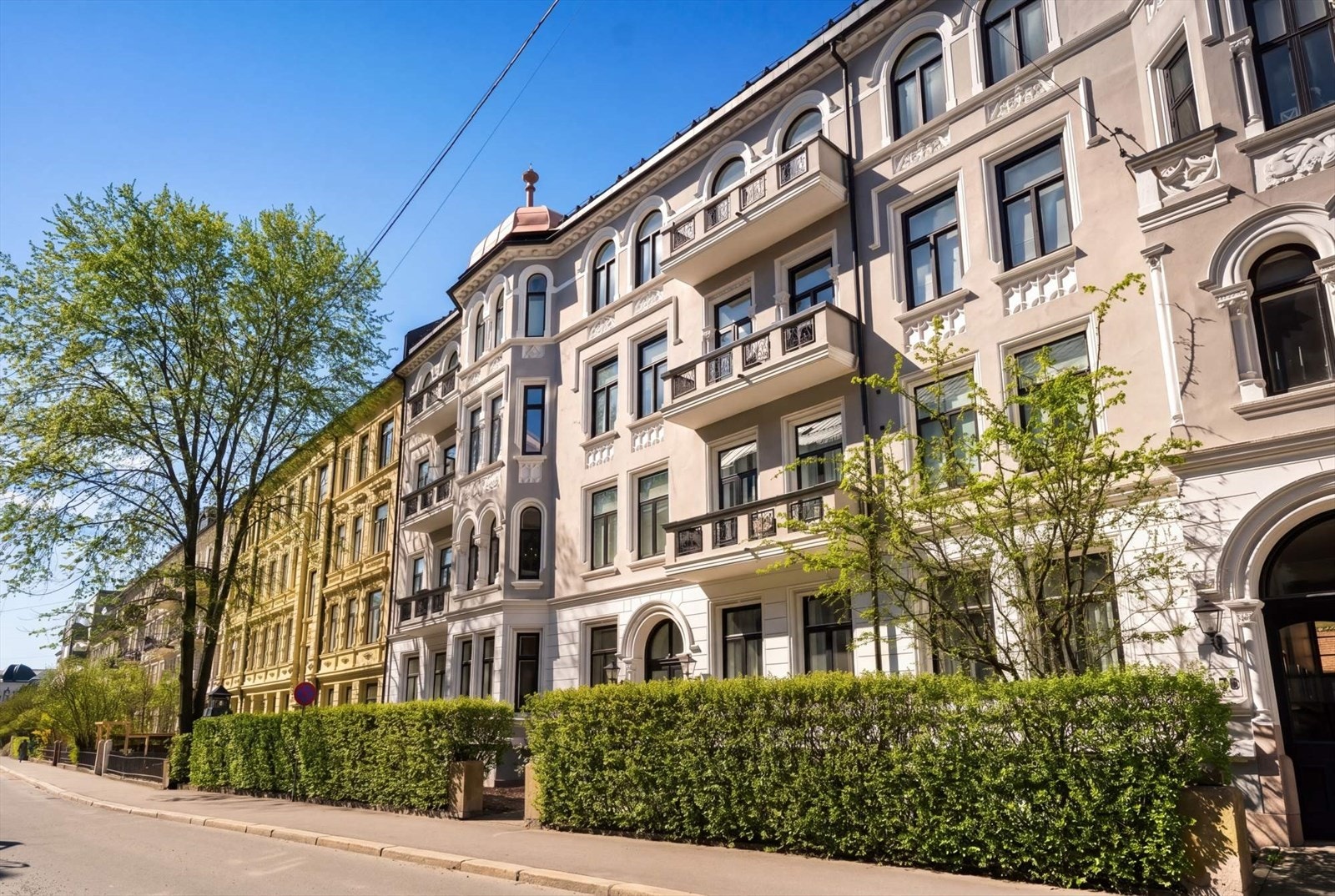 Fra den pene fasaden m/forhager Galleribilde