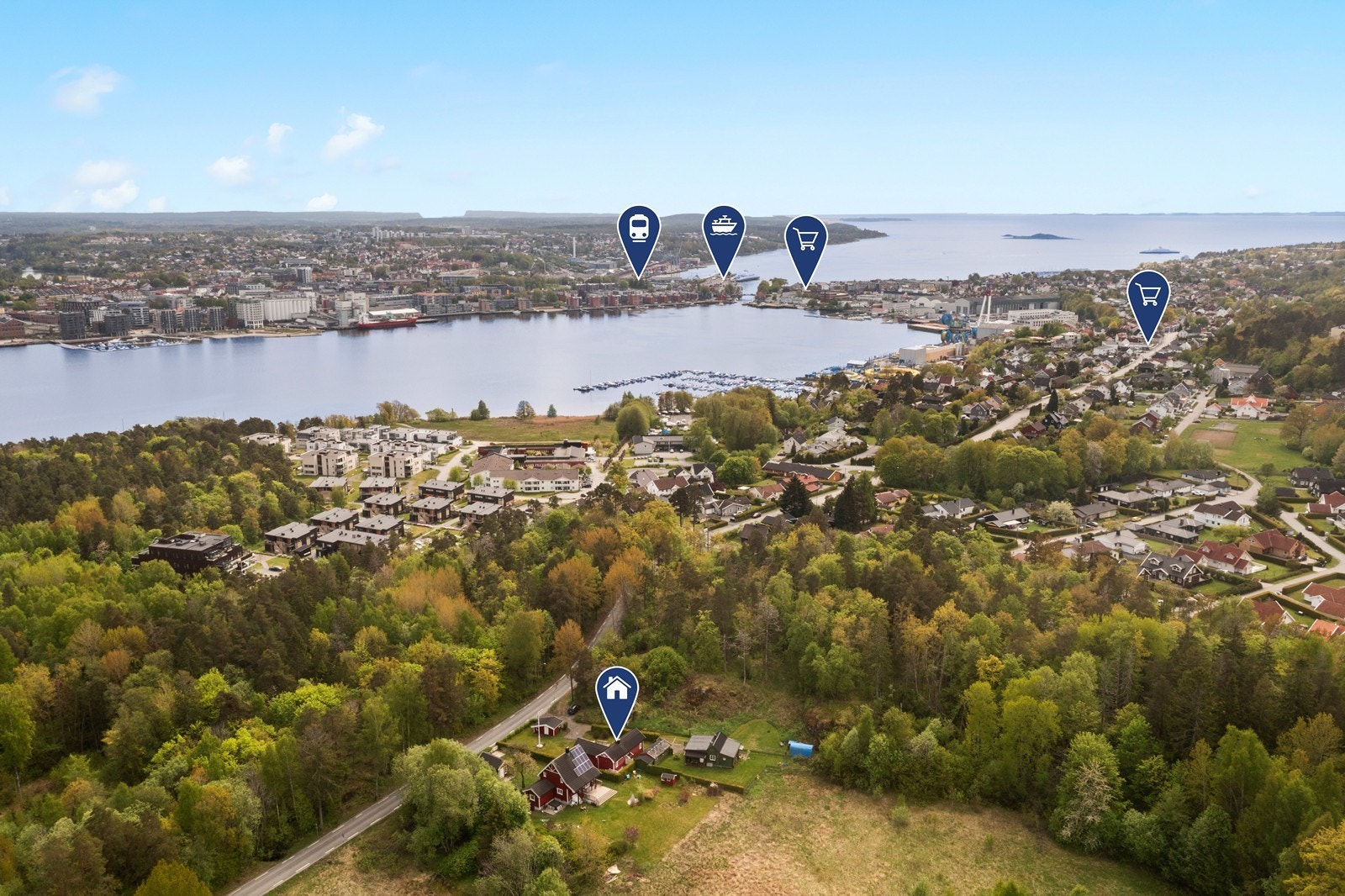 Fra Nesveien er det sykkelavstand til Moss sentrum med butikker, bussterminal og jernbanestasjon med hyppige avganger til Oslo. Galleribilde