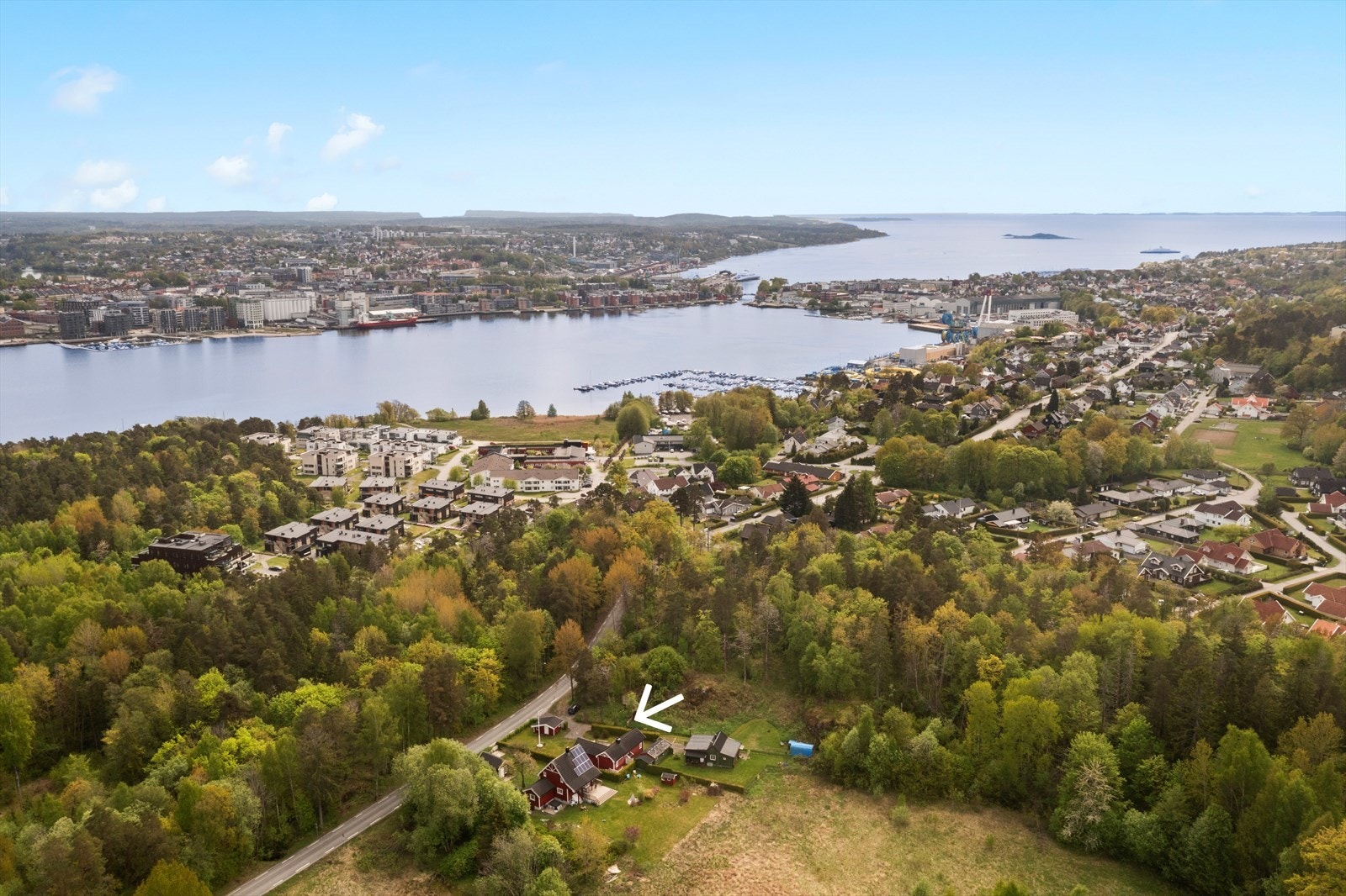 Eiendommen har en landlig og sentral beliggenhet på Jeløya, med nærhet til turstier og kort vei til Moss sentrum. Galleribilde