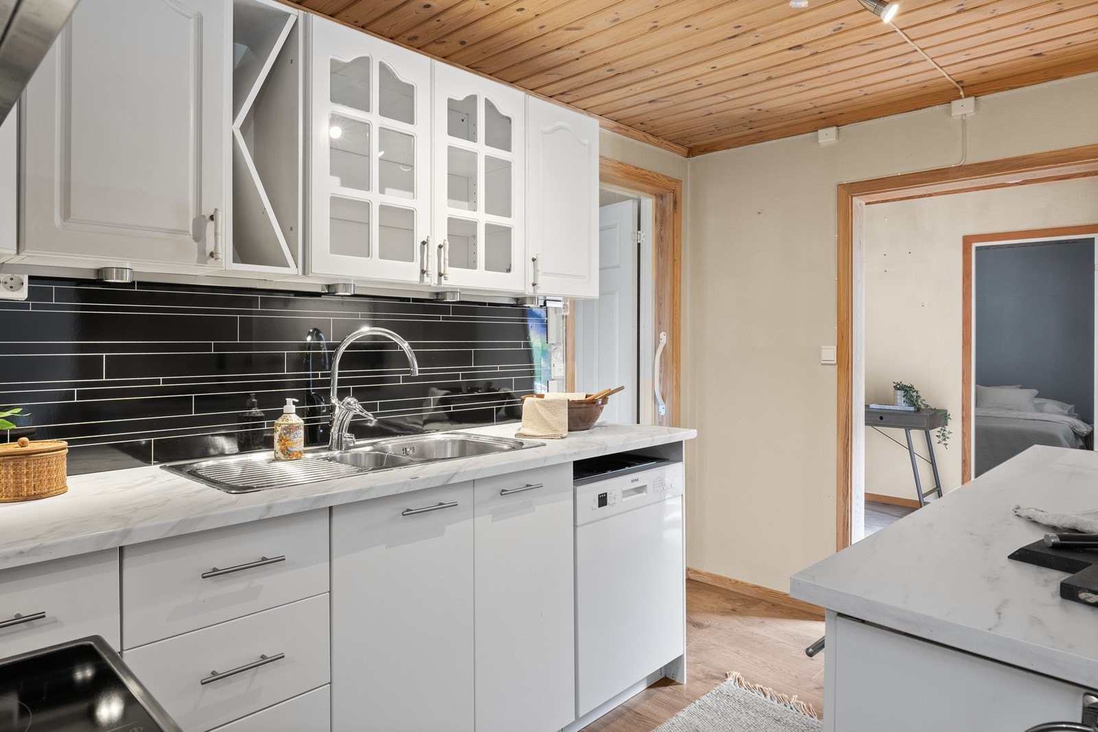 Innredningen har underbygget oppvaskmaskin og plass til frittstående komfyr. Galleribilde