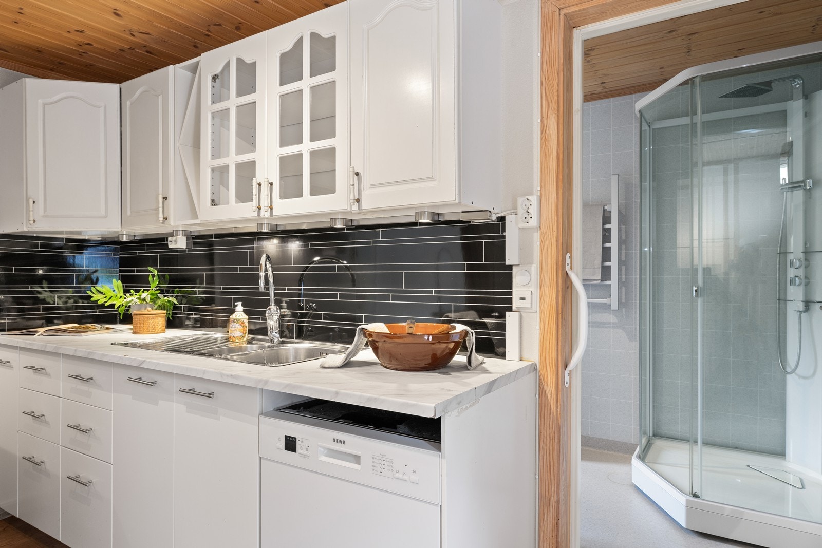 Kjøkkenventilator med avtrekk ut sikrer god utlufting under matlaging. Galleribilde