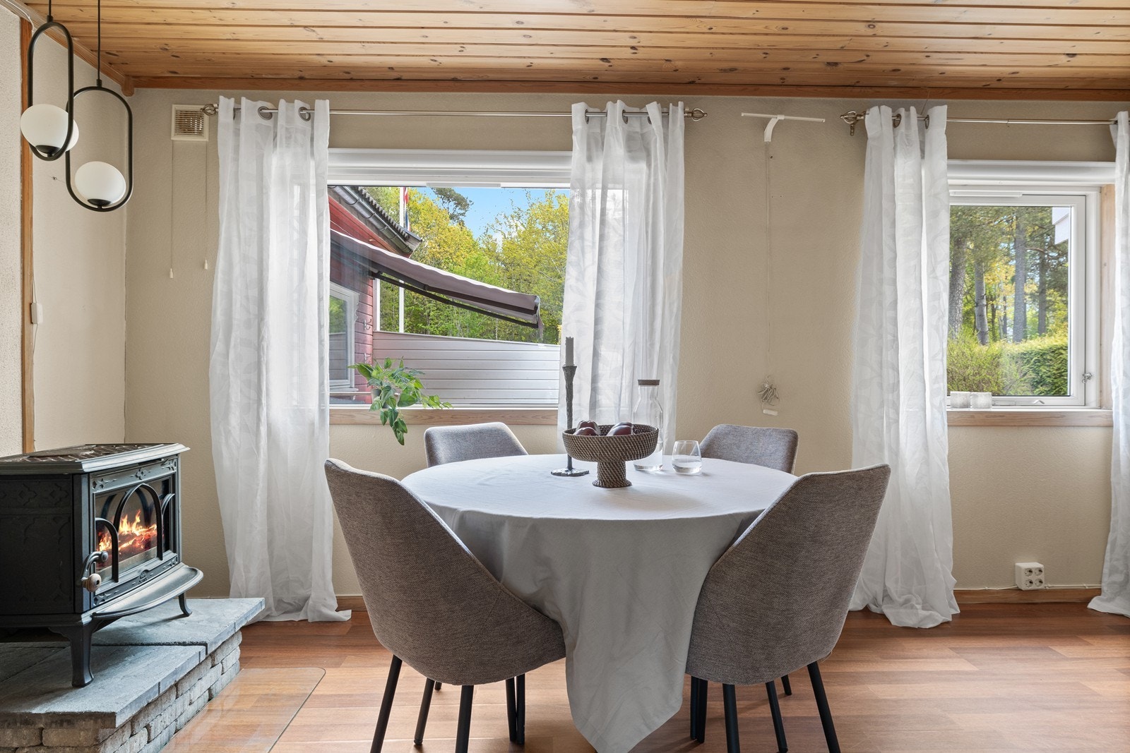 En peisovn med glassfelt gir ekstra varme og en hyggelig atmosfære. Galleribilde