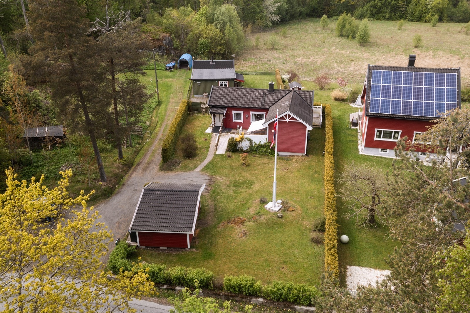 Eiendommen ligger nokså privat ved grønne og landlige omgivelser på Jeløya. Galleribilde