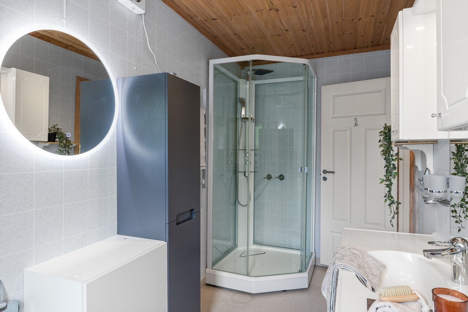 Badet er utstyrt med dusjkabinett, gulvfestet toalett og har opplegg for vaskemaskin. Galleribilde