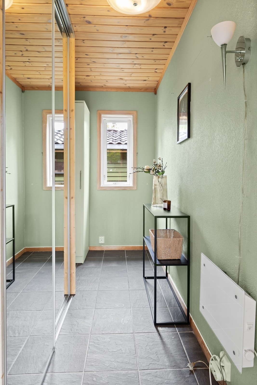Velkommen inn! Skyvedørsgarderobe gir rikelig med lagringsplass. Galleribilde