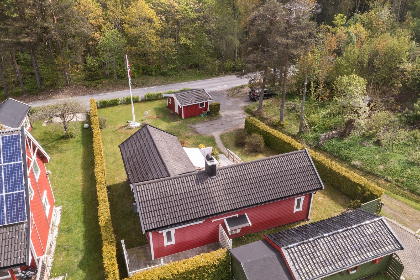 Boligen er oppført med yttervegger i bindingsverk og har en saltakkonstruksjon tekket med betongtakstein. Galleribilde