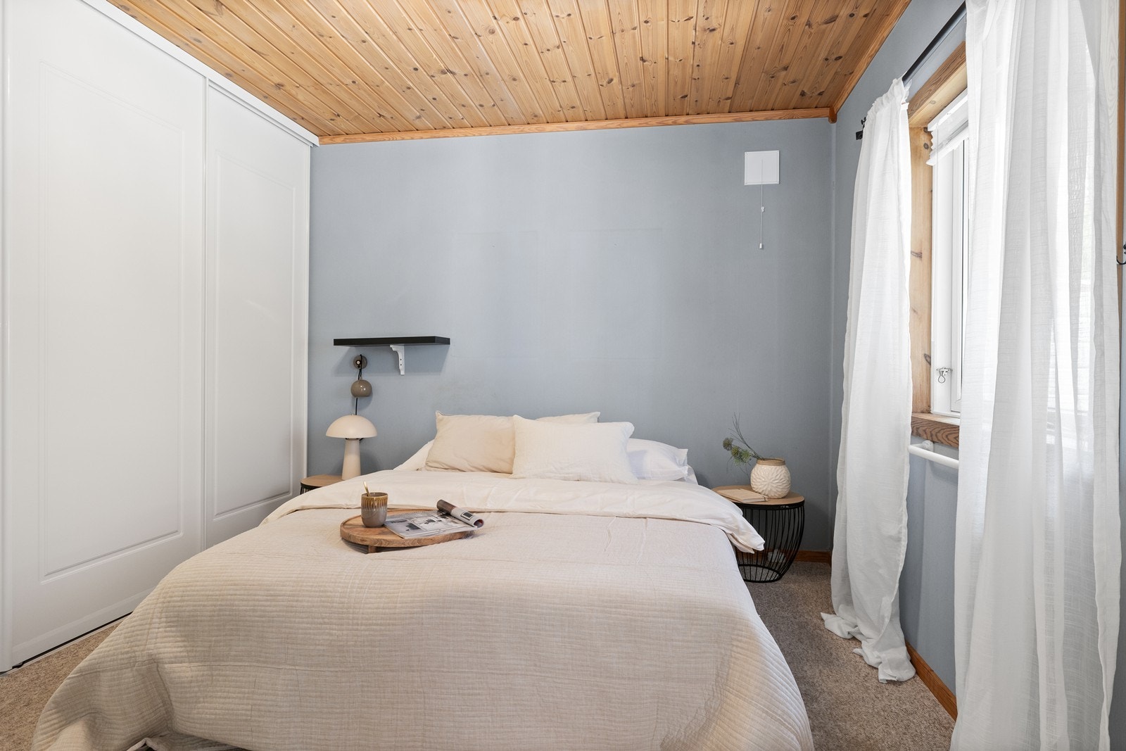 Soverom med plass til dobbeltseng og garderobe. Galleribilde