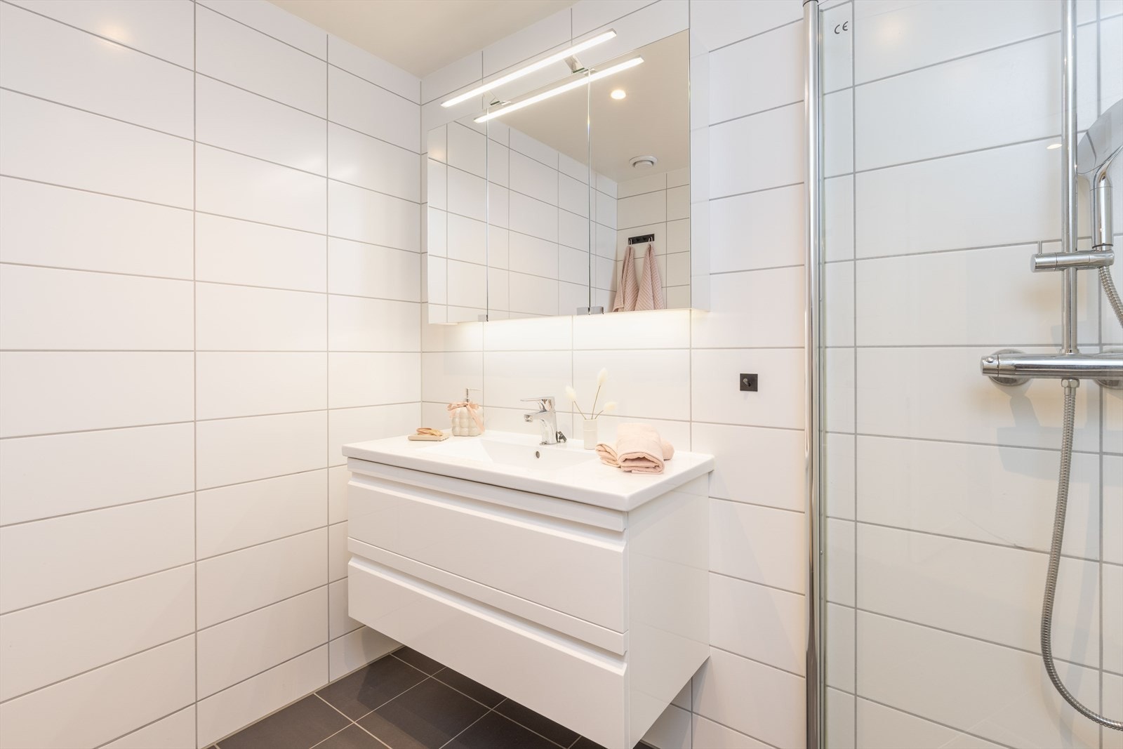 Boligen har to bad med helflisede overflater på gulv og vegger, samt malte flater i himling med innfelte spotter. Galleribilde