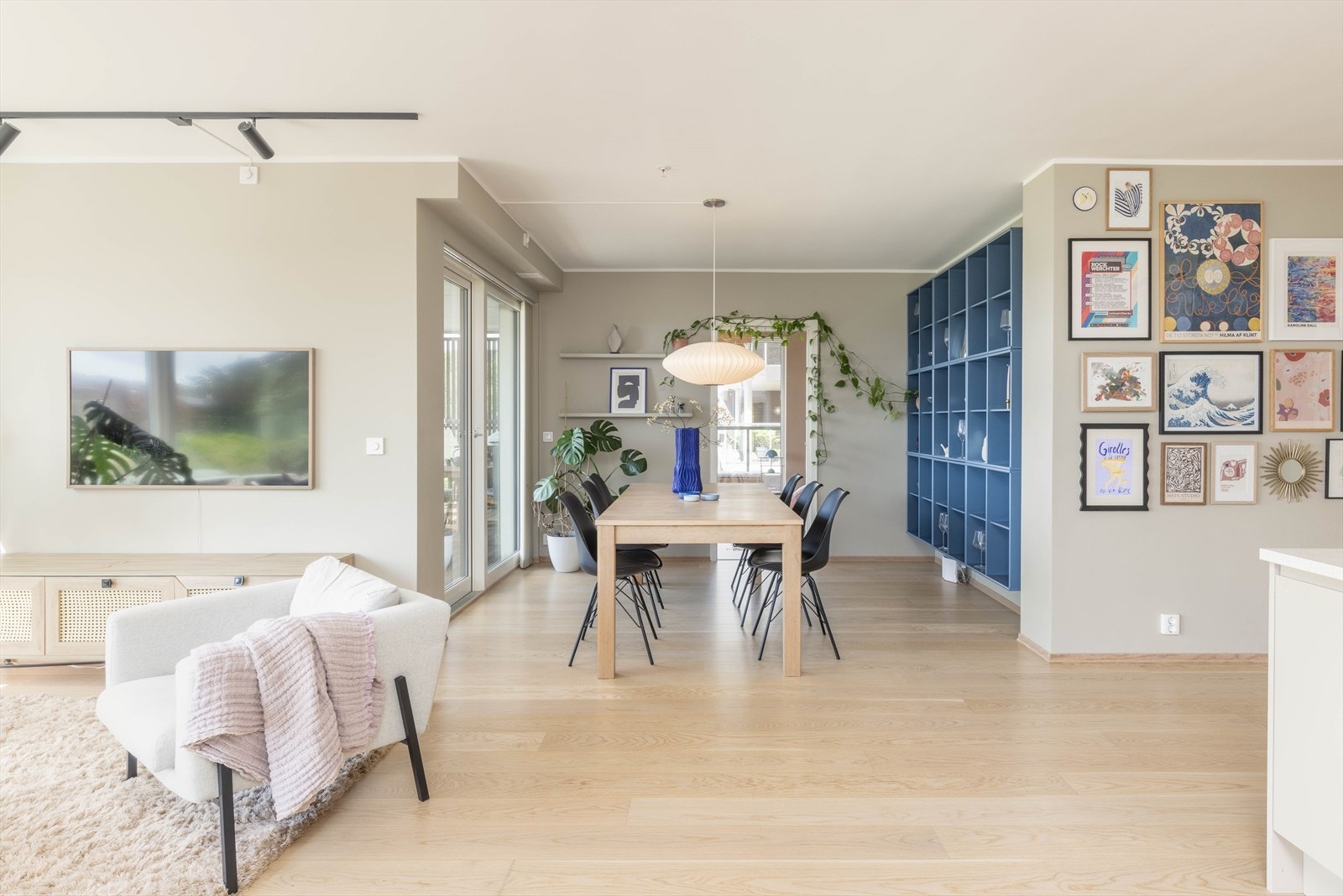 Stue og kjøkken har en åpen og romslig løsning på totalt 49,0 m². Galleribilde