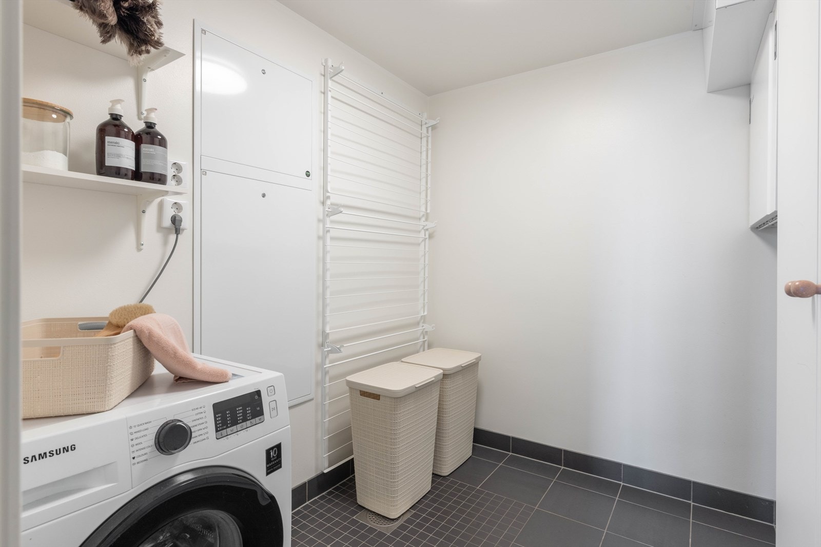 Vaskerom på 5,5 m² med keramiske fliser på gulv med sokkelflis og malte flater på vegger og i himling. Galleribilde