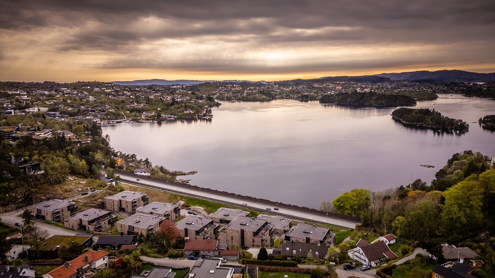Her bor du i rolige og flotte omgivelser samtidig som du har alt du trenger like i nærheten. Galleribilde