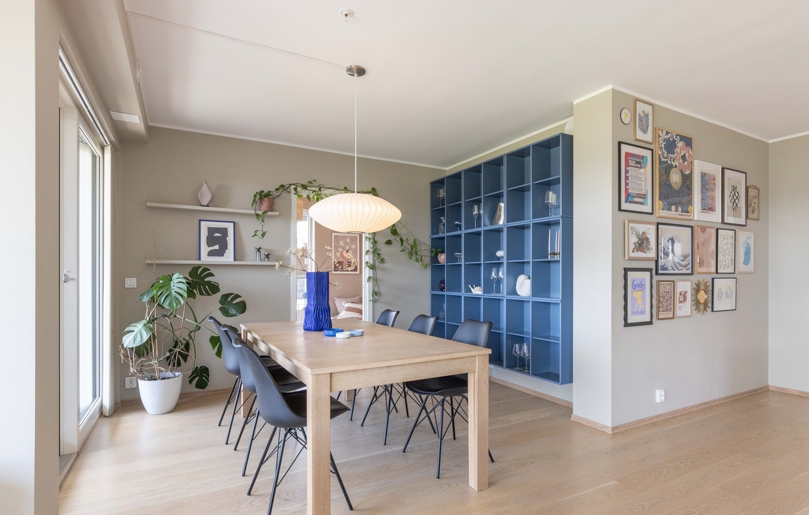 Den generøse størrelsen gjør det enkelt å innrede med et større spisebord og sofagruppe. Galleribilde