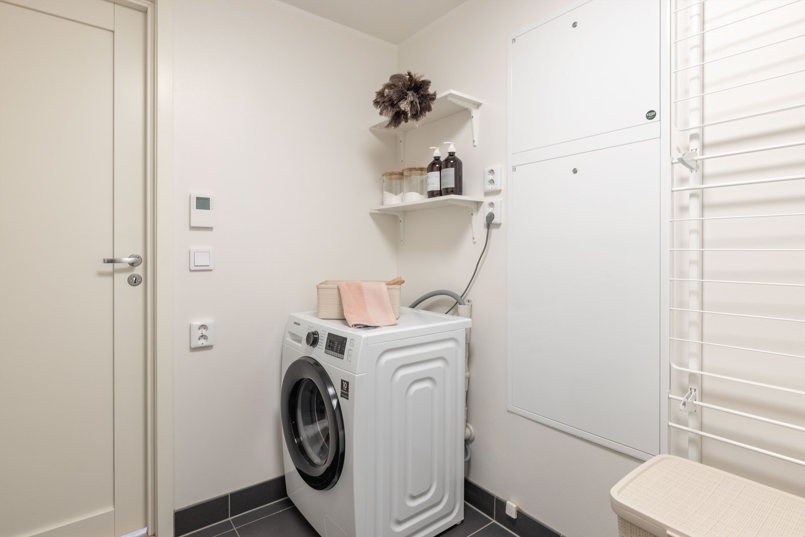 Rommet inneholder fordelerskap til rør-i-rør-system og vannbåren varme, opplegg for vaskemaskin og tørketrommel, ventilasjonsaggregat samt garderobeskap. Galleribilde