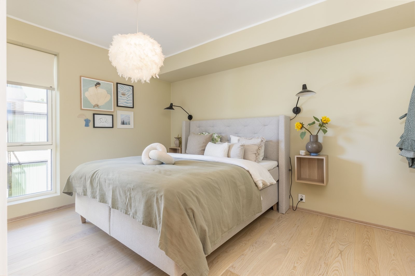 Leiligheten har tre soverom på 13,4 m², 9,7 m² og 8,0 m². Galleribilde