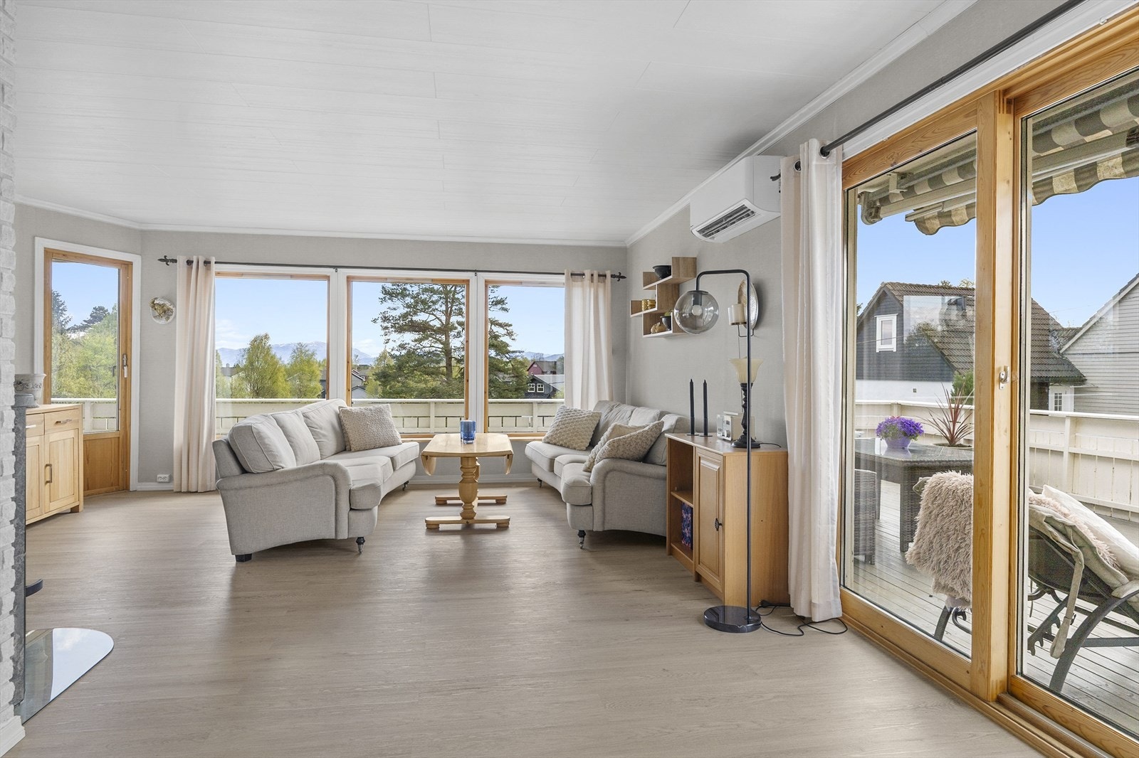 Fra stuen er det direkte utgang til en stor terrasse, via skyvedør til høyre og balkongdør til venstre. Galleribilde