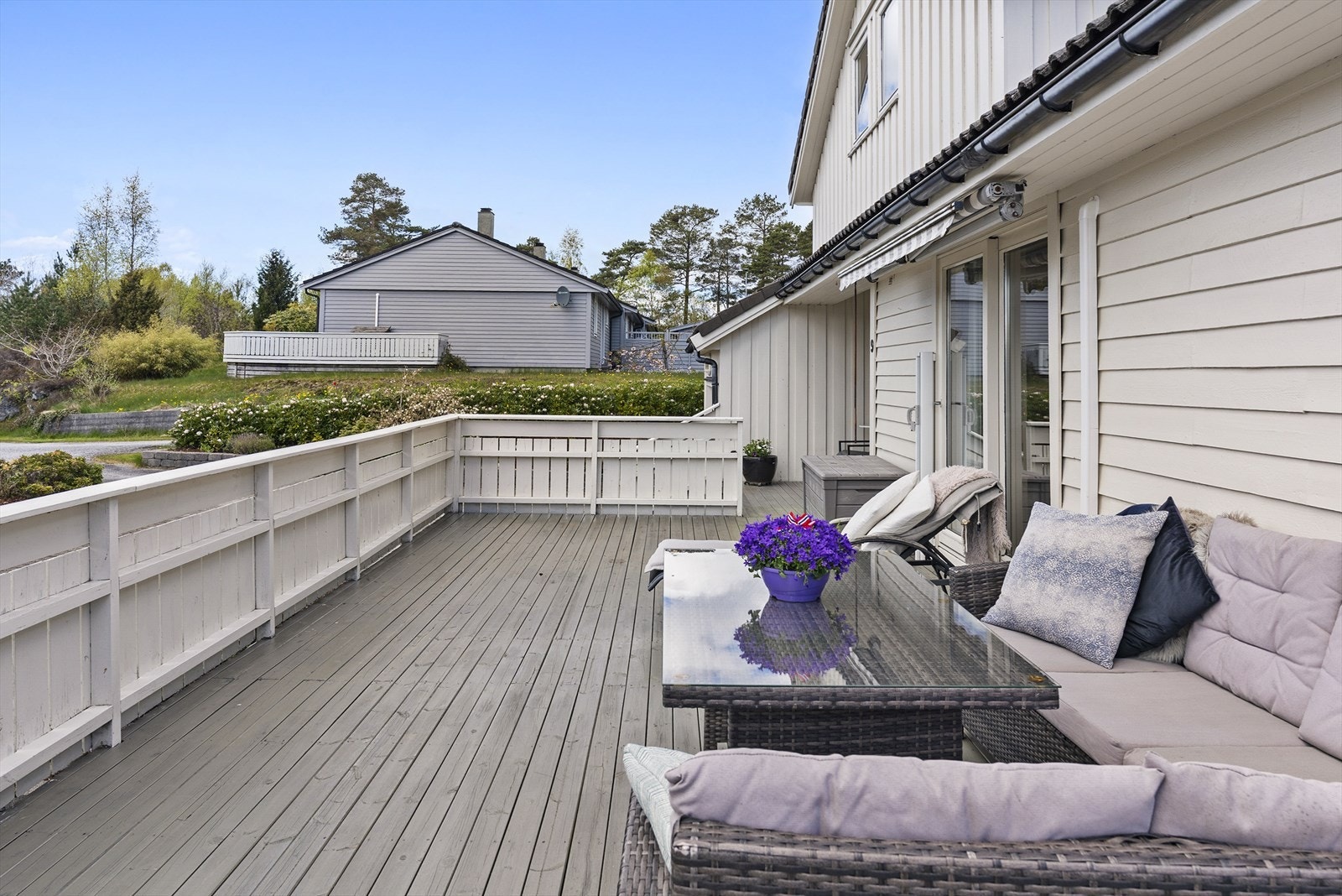 Den store terrassen har god plass til flere sittegrupper og er et naturlig samlingspunkt. Galleribilde