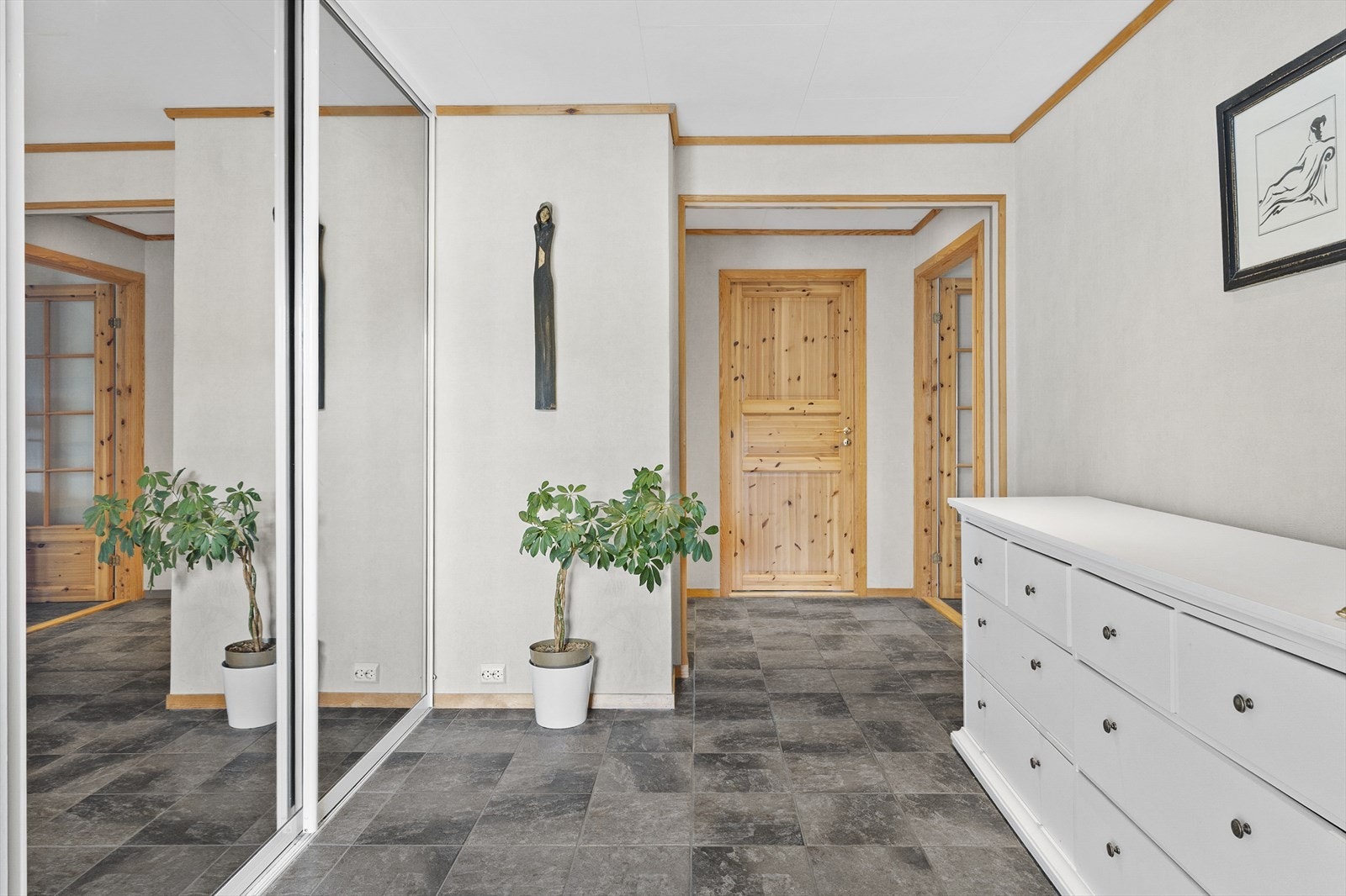 God plass til oppbevaring i skyvedørsgarderobe. Galleribilde