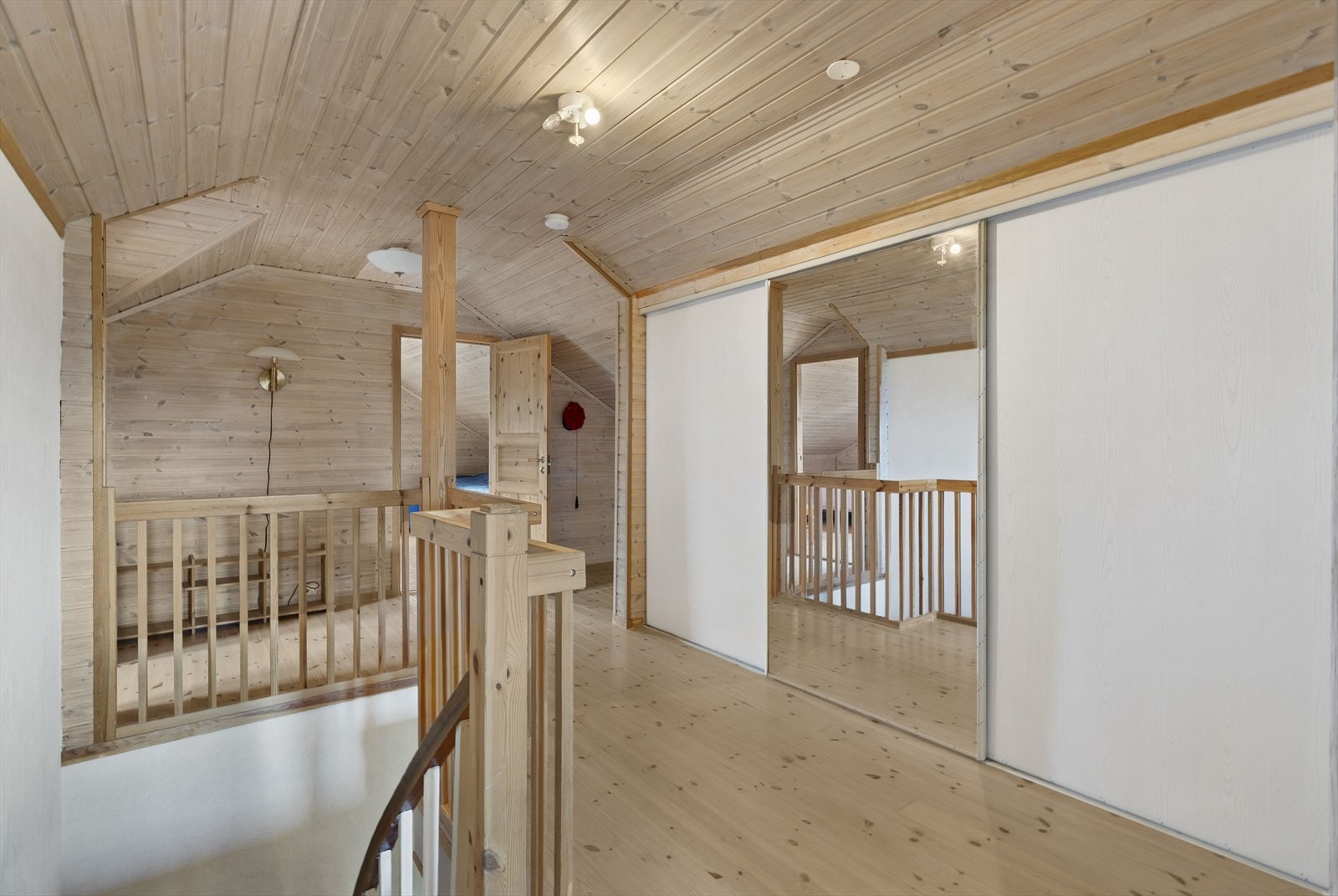 Gang loftsetasje. Galleribilde