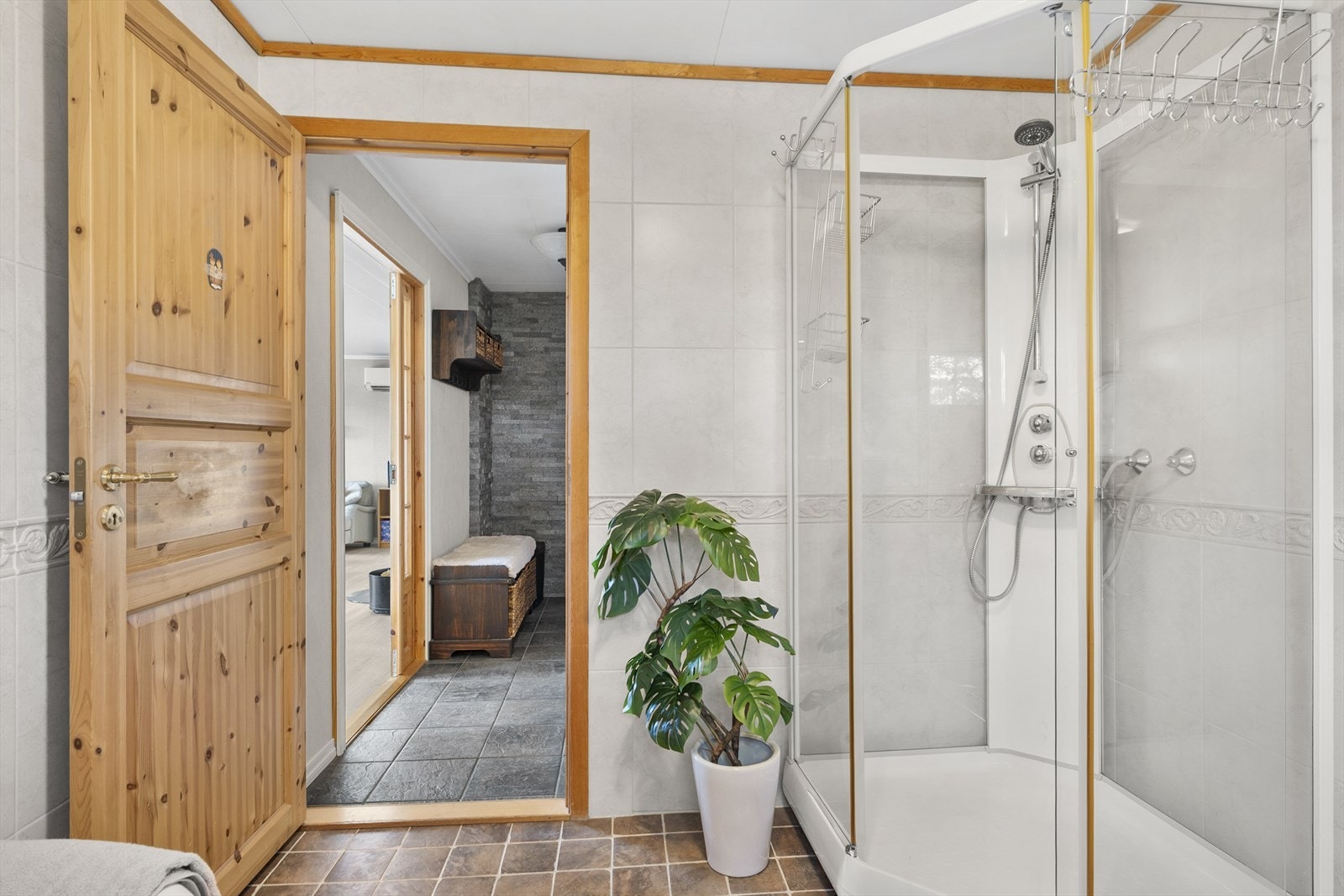 I tillegg til badekar har badet dusjkabinett. Galleribilde