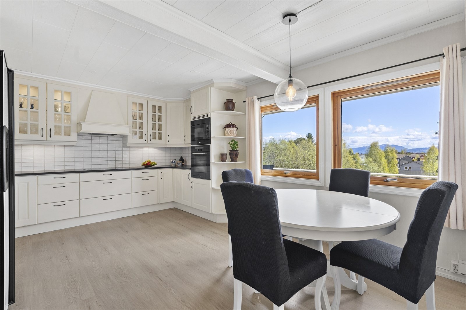 Kjøkkenet har god plass til spisebord ved vinduet, med utsikt mot nærområdet. Galleribilde