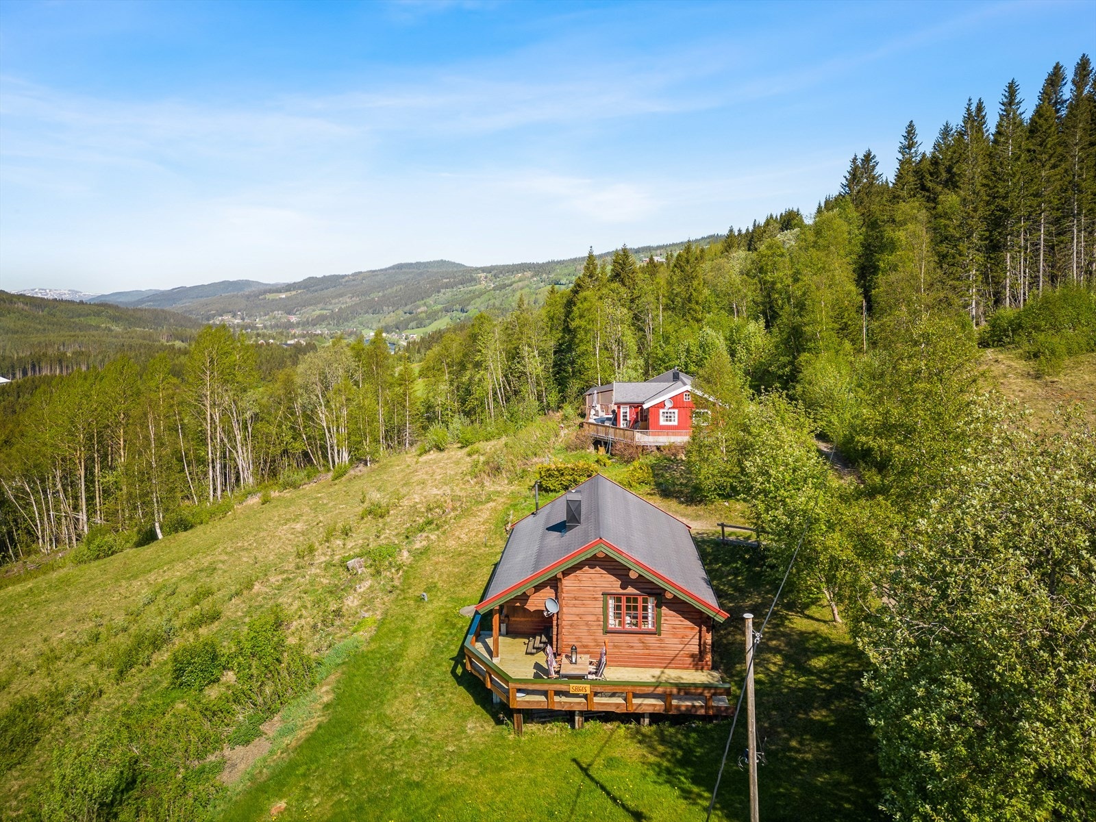 Hytten har et fint uteområde perfekt til diverse uteaktiviteter Galleribilde