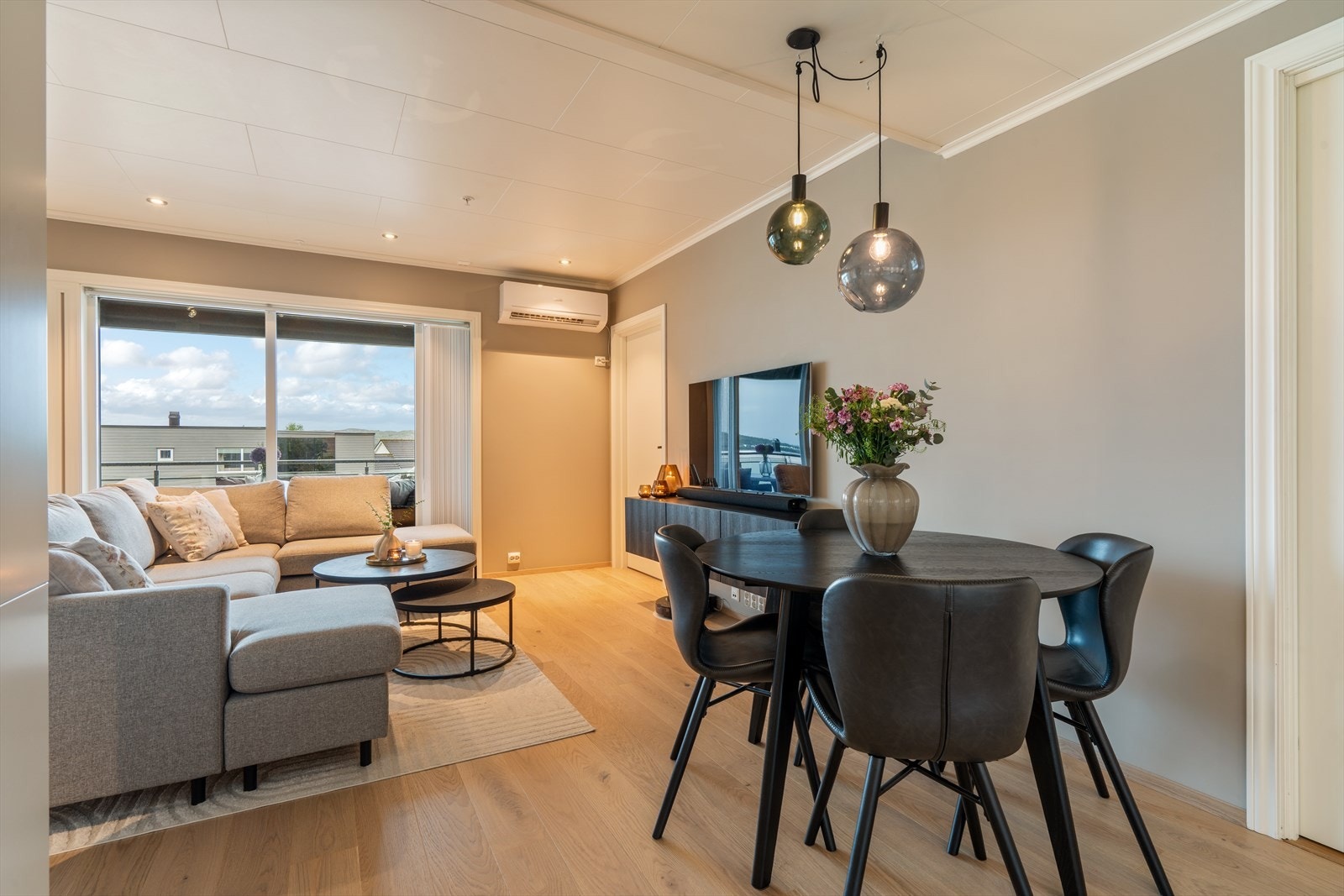 Stuen har plass til både sofagruppe og spisebord. Galleribilde