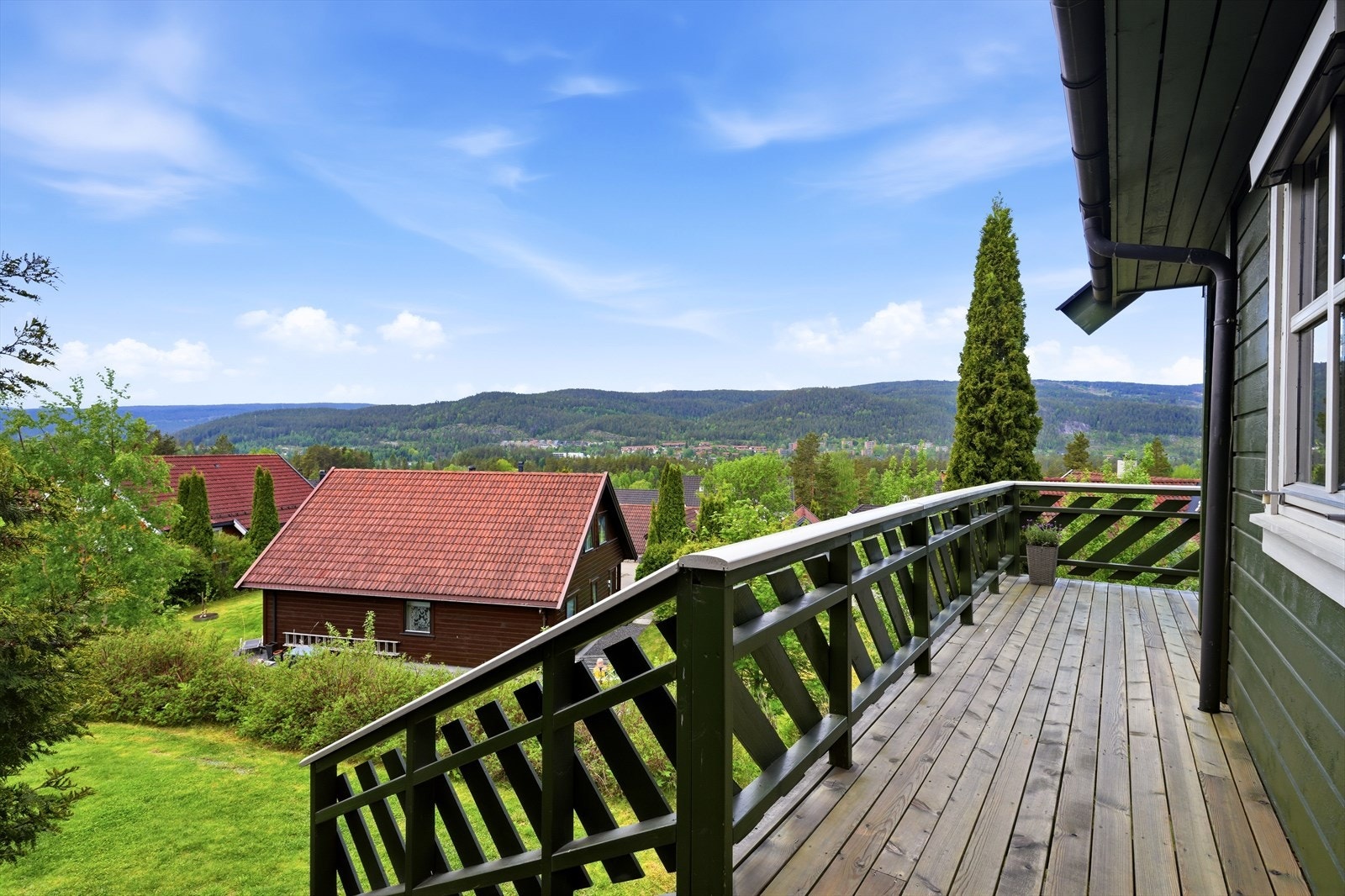 Adkomst fra terrasse ned til hage Galleribilde