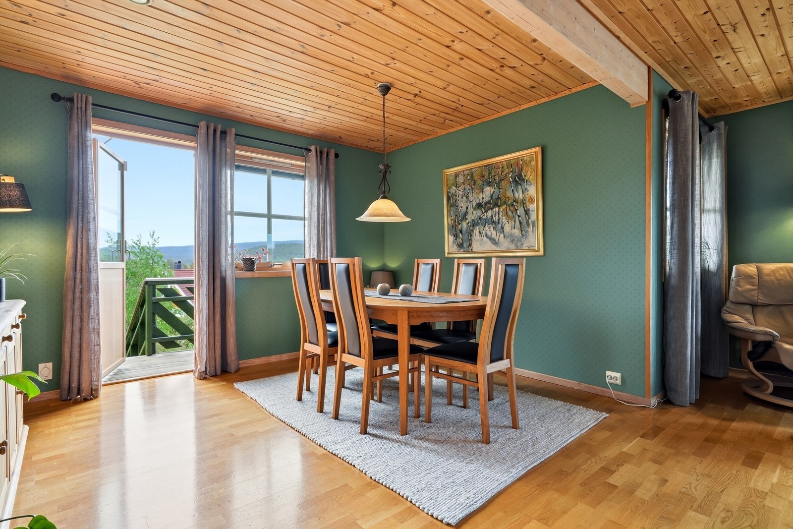 God plass til spisegruppe, med kort vei ut til terrassen, hage og uteområder. Galleribilde