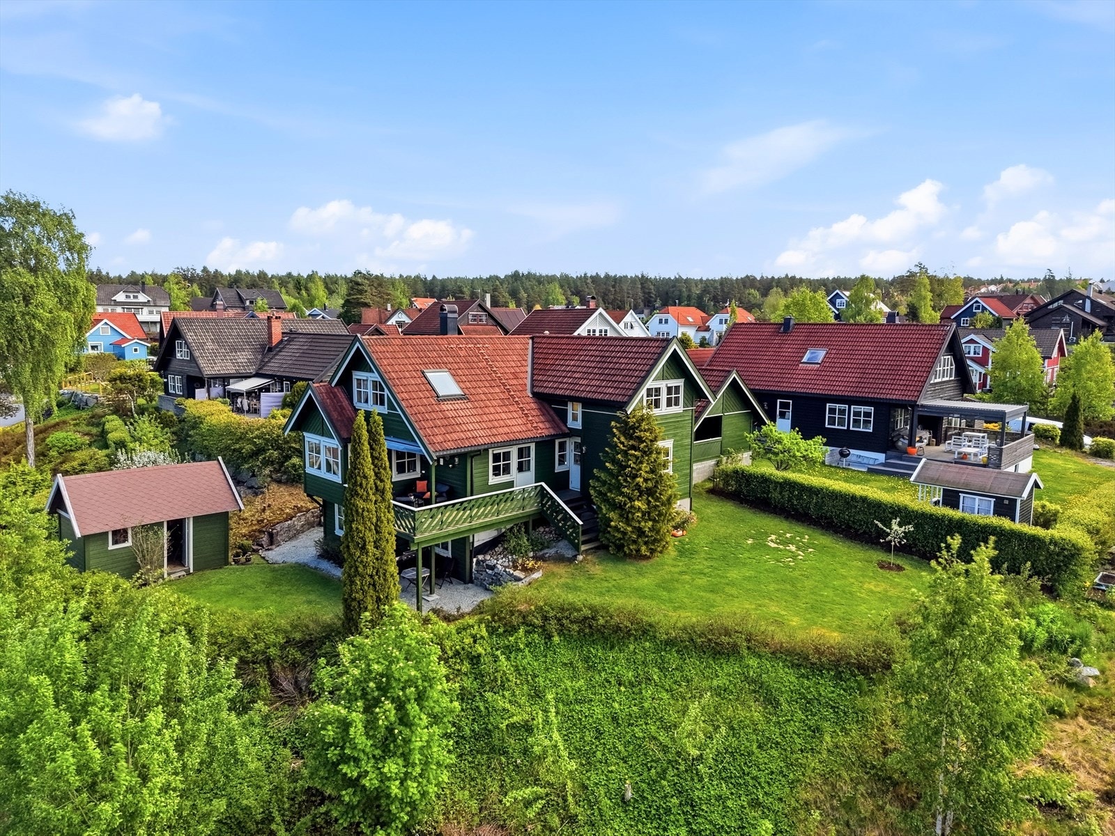 Boligen er tilpasset tomt og topografi, slik at hybeldel og hage/uteplass for hoveddelen ikke er til sjenanse for hverandre. Galleribilde