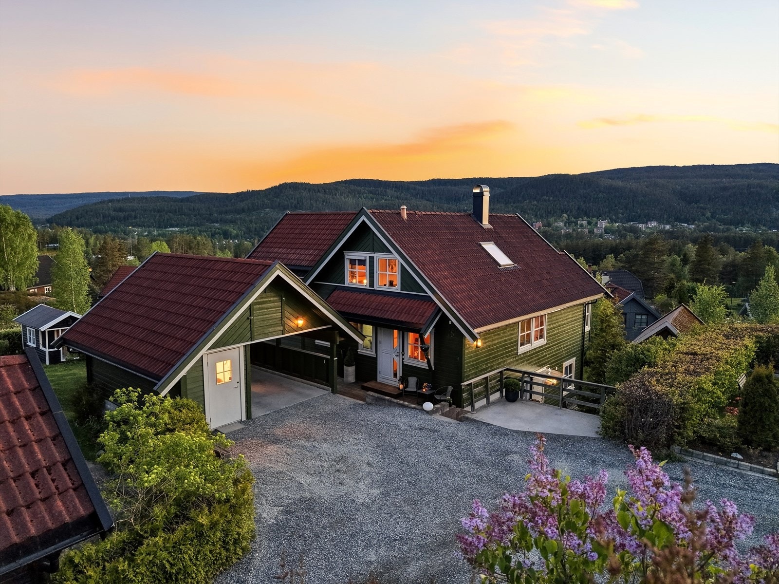 Adkomsten er gruset, med carport og ekstra biloppstillingsplass til høyre. Galleribilde
