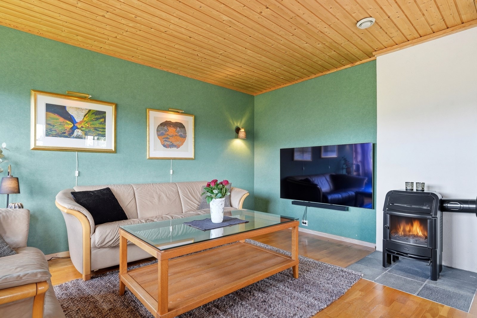 Eget ildsted gjør det mulig å fyre i peisen på vinterstid. Det er også balansert ventilasjon i boligen med takkanaler for friskluft og avsug i de ulike sonene. Galleribilde