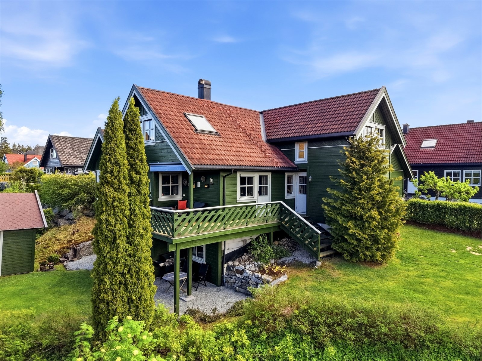 Eiendommen har også hage i 2 ulike plan. Hovedplenen disponeres av de som bor i hovedenheten oppe, og nedre hagedel disponeres fortrinnsvis av de som leier hybelen. Galleribilde