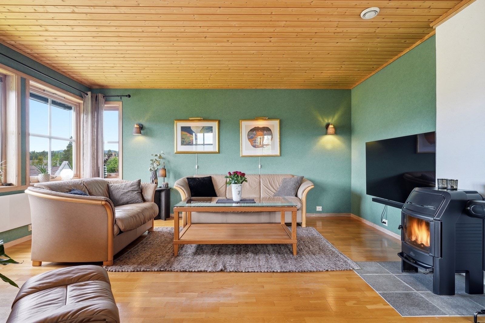 Her har man god plass til dedikert medievegg med flatskjerm og stereo. Galleribilde