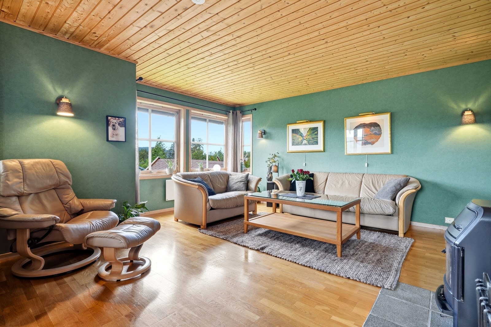 Stuen er vestvendt med store lysflater. God plass til møbelering med sofagruppe og godstol. Galleribilde