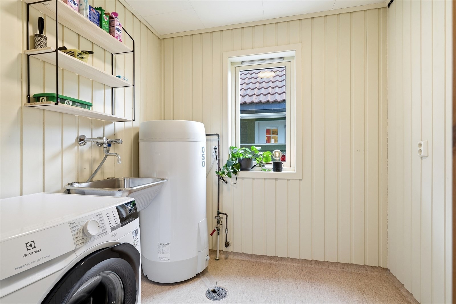 Belegg på gulvet, med eget sluk og oppkant. Trygt og sikkert over tid. Galleribilde