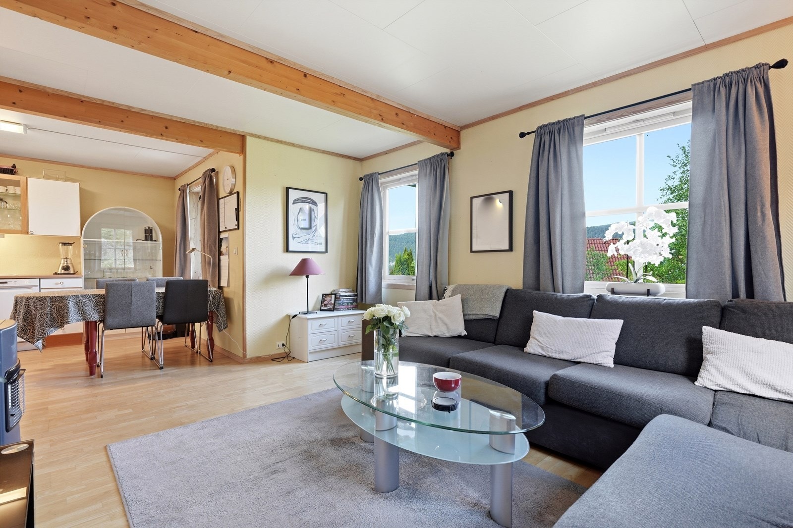 Åpen løsning med godt lysinnslipp og god boltreplass. Galleribilde