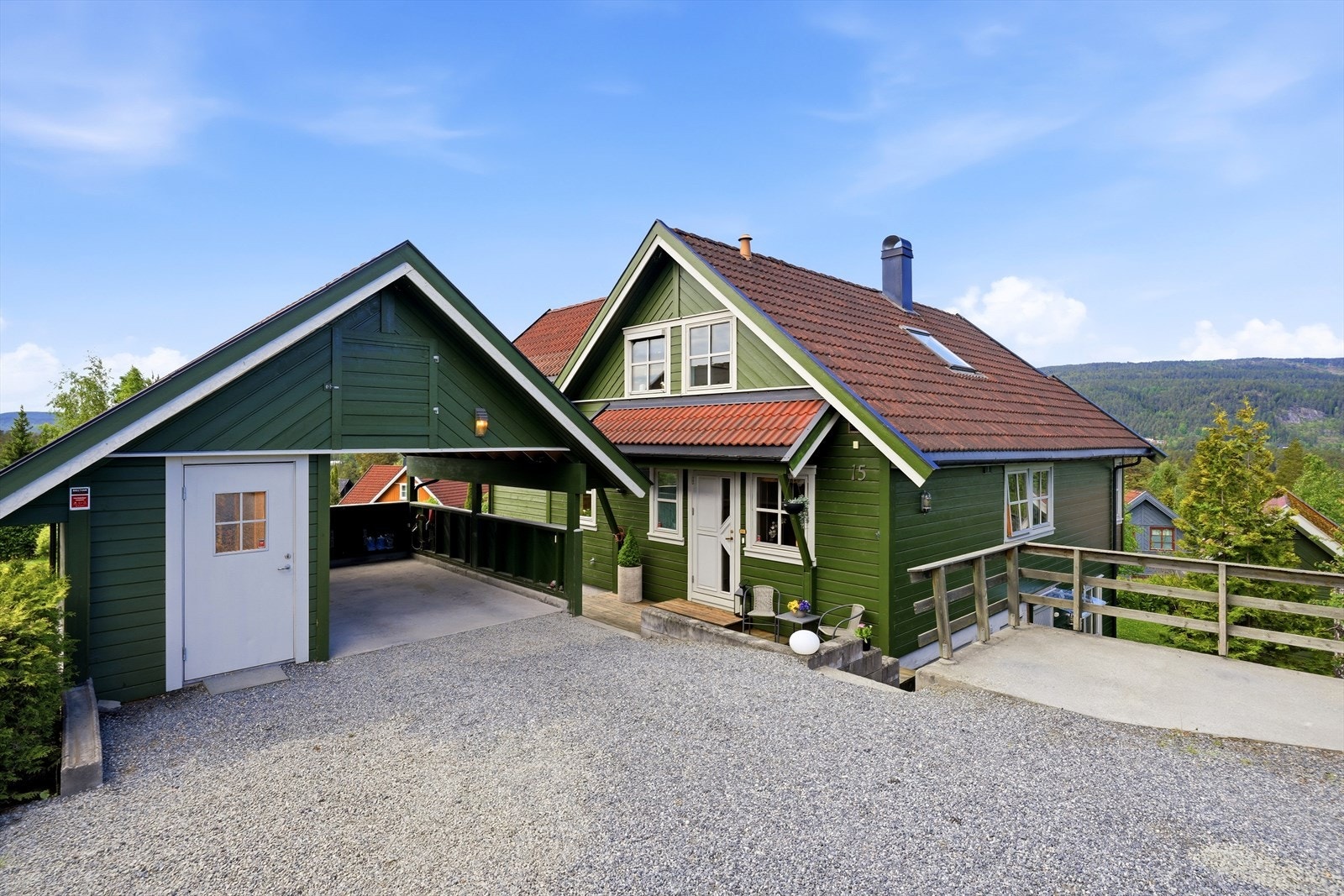 Eier har latt hybelboer disponere bilplassen til høyre, og har selv hatt plass til 2 -3 biler i carport og ved parkering foran carport. Galleribilde