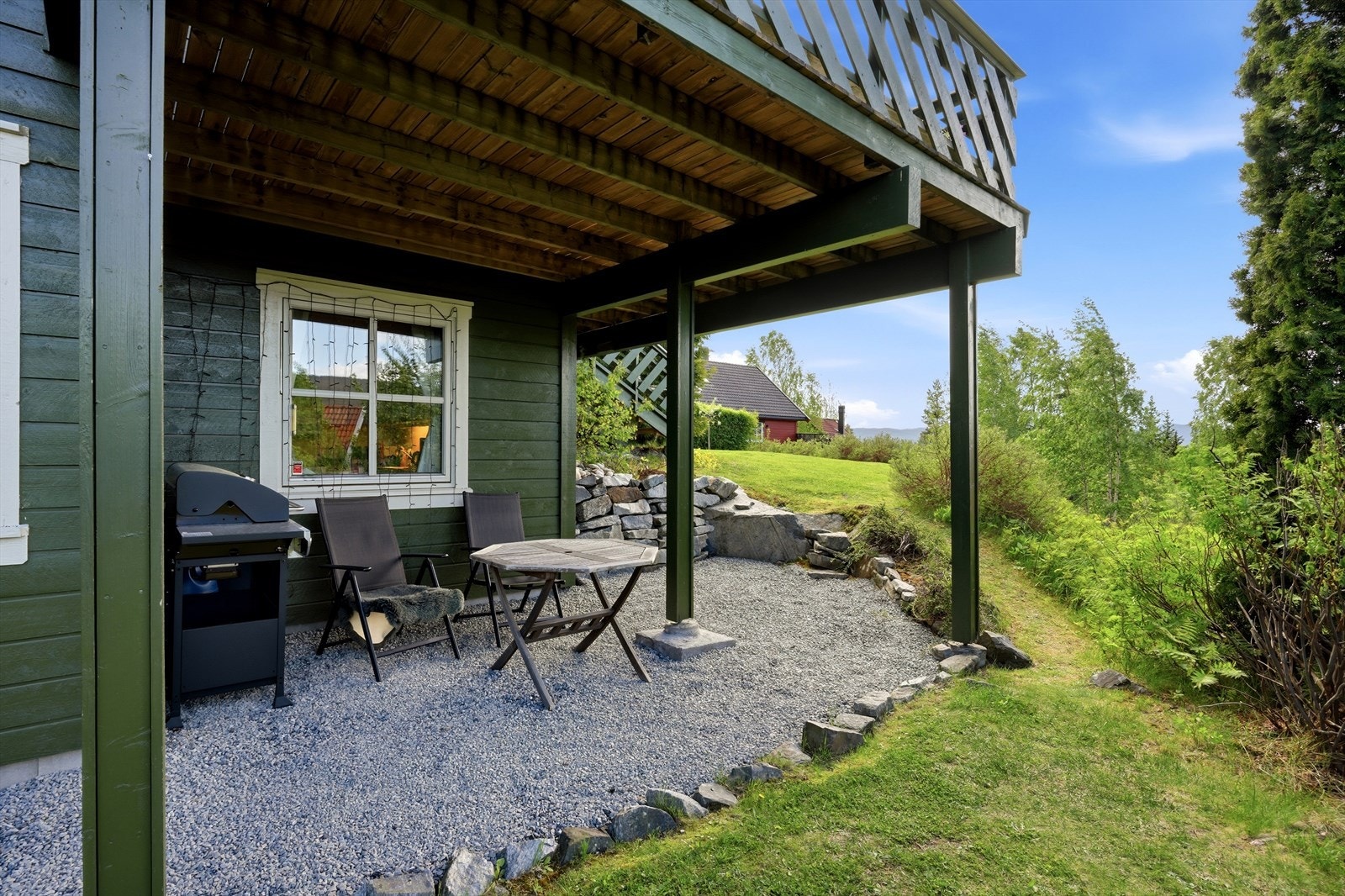 Også rundt hjørnet av huset disponerer hybeldelen sin egne uteplass med rom for en sittegruppe og eventuell grill. Galleribilde