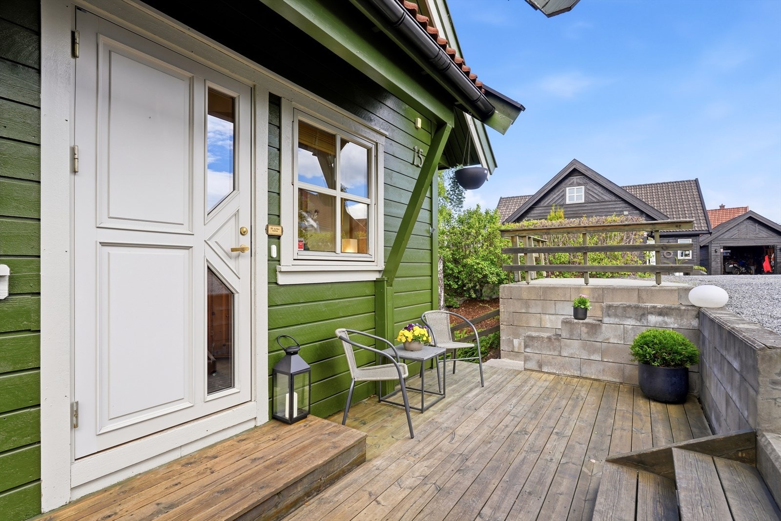Inngangspartiet har enkel adkomst, terrassert med en hyggelig platting for morgensola. Galleribilde