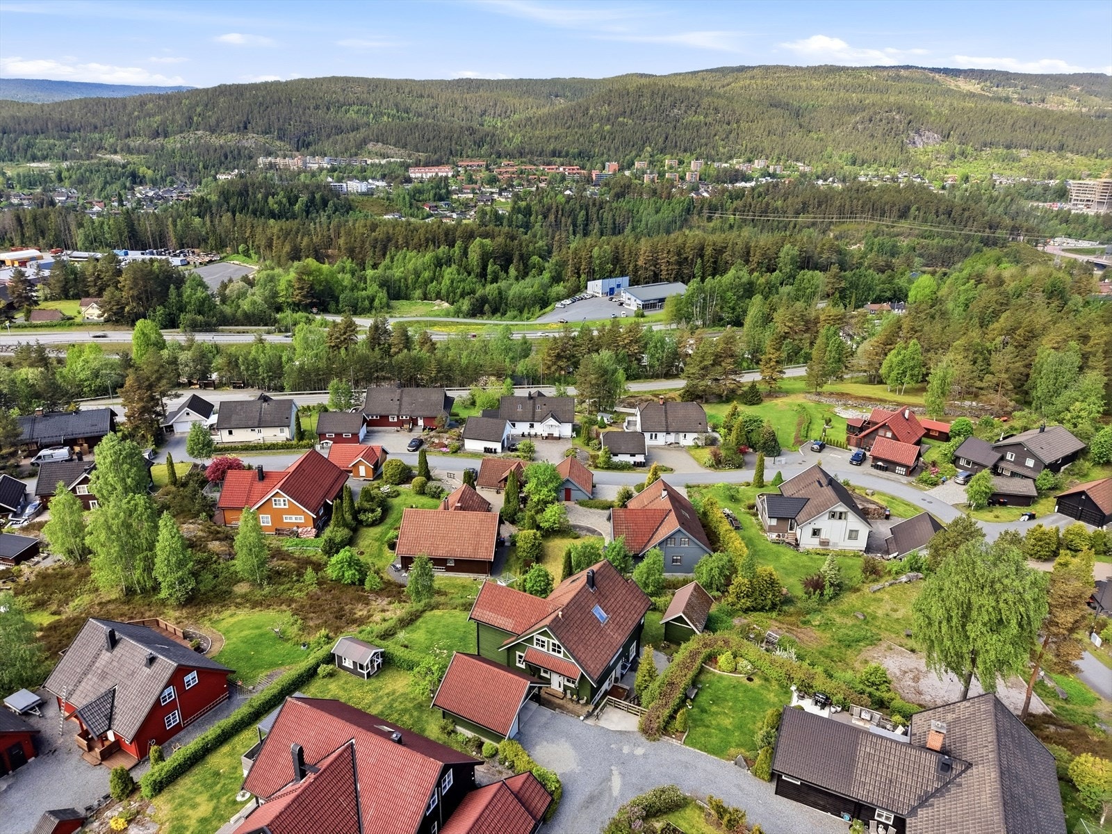 Attraktiv beliggenhet i et solrikt, barnevennlig område. Galleribilde