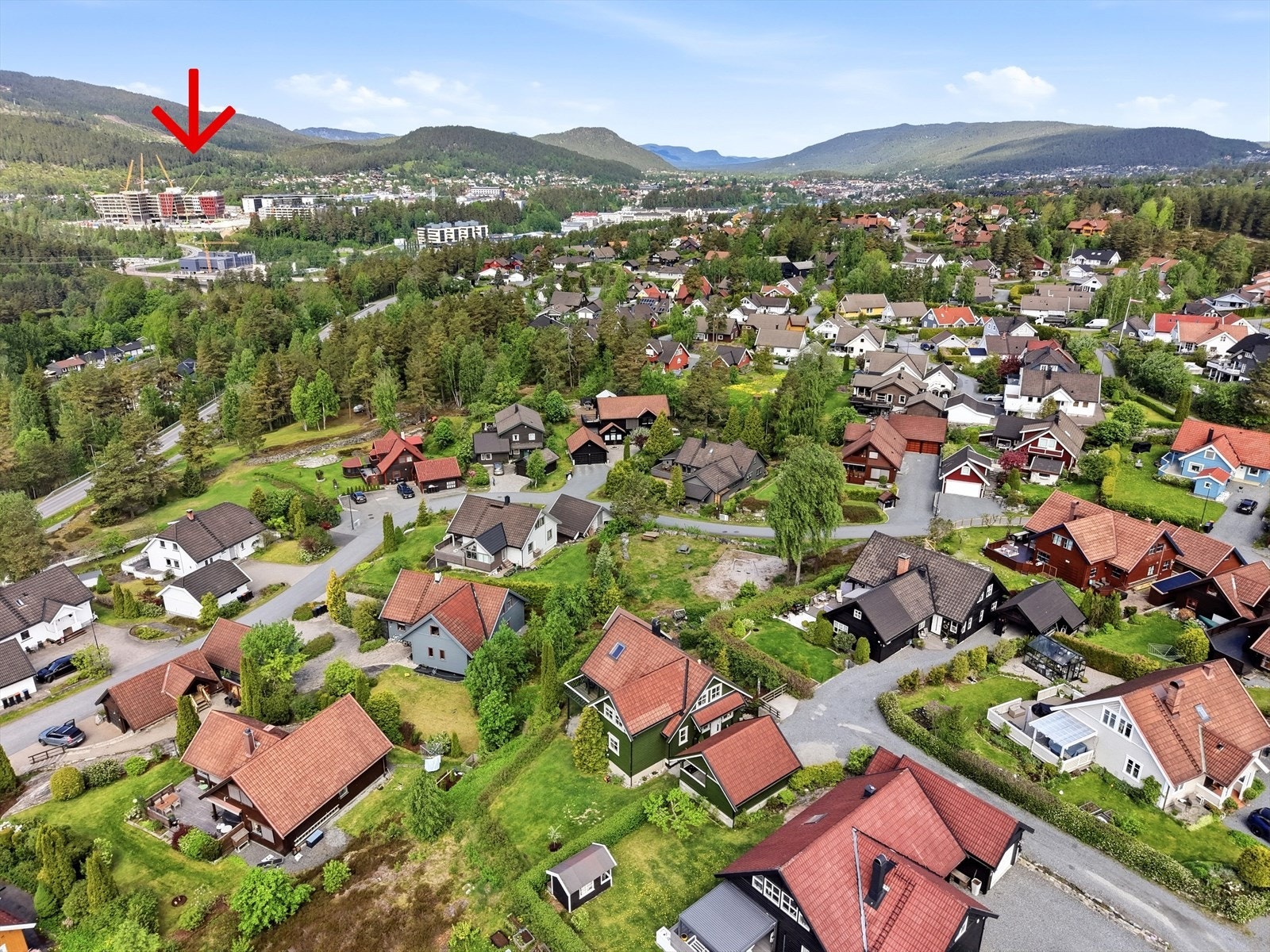 Nærhet til Teknologiparken (avmerket med rød pil), skole og barnehage. Galleribilde