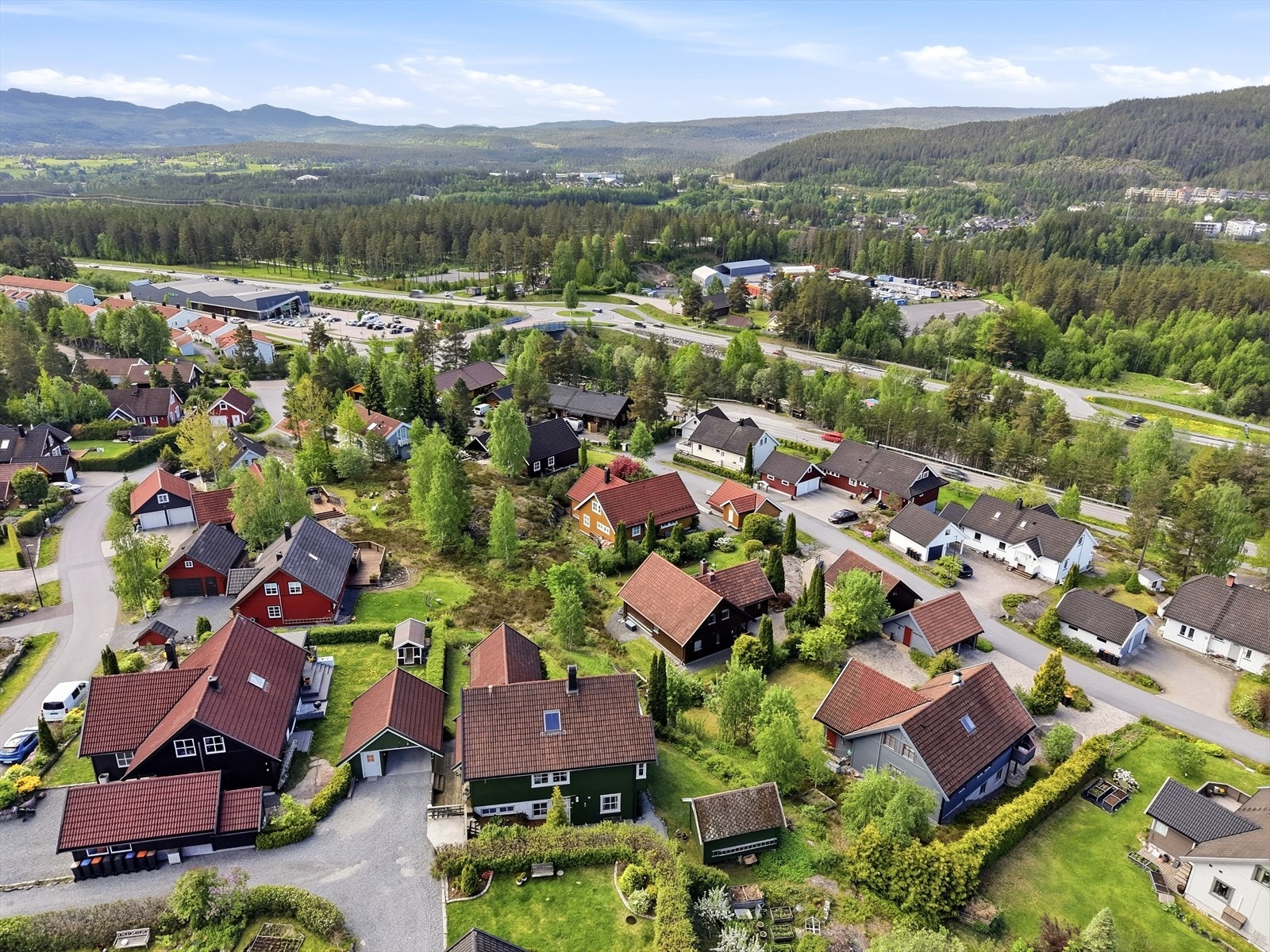 Nærhet til flotte friområder med skogsstier, sykkelveier, lysløype mv i nærmeste nabolag. Vi ønsker velkommen til en hyggelig visning! Galleribilde