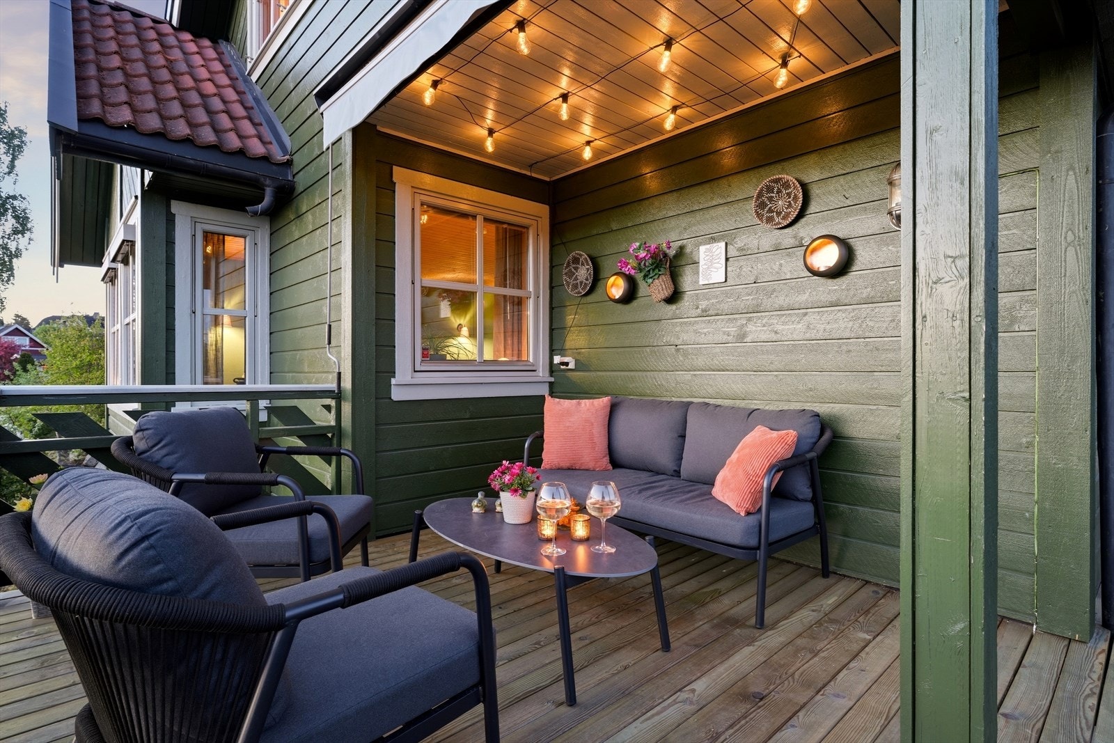 Terrassen foran hoveddelen, med adkomst ut fra stue/spisestue. Galleribilde