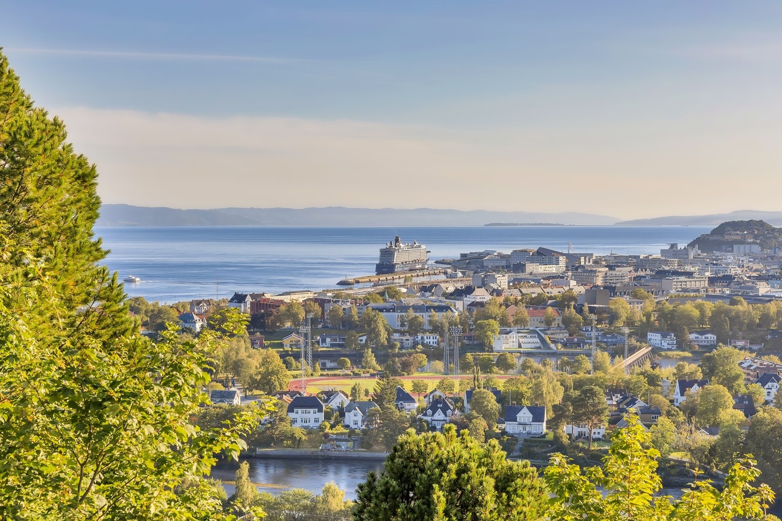 Fantastisk utsikt over sentrum og Trondheimsfjorden. Galleribilde