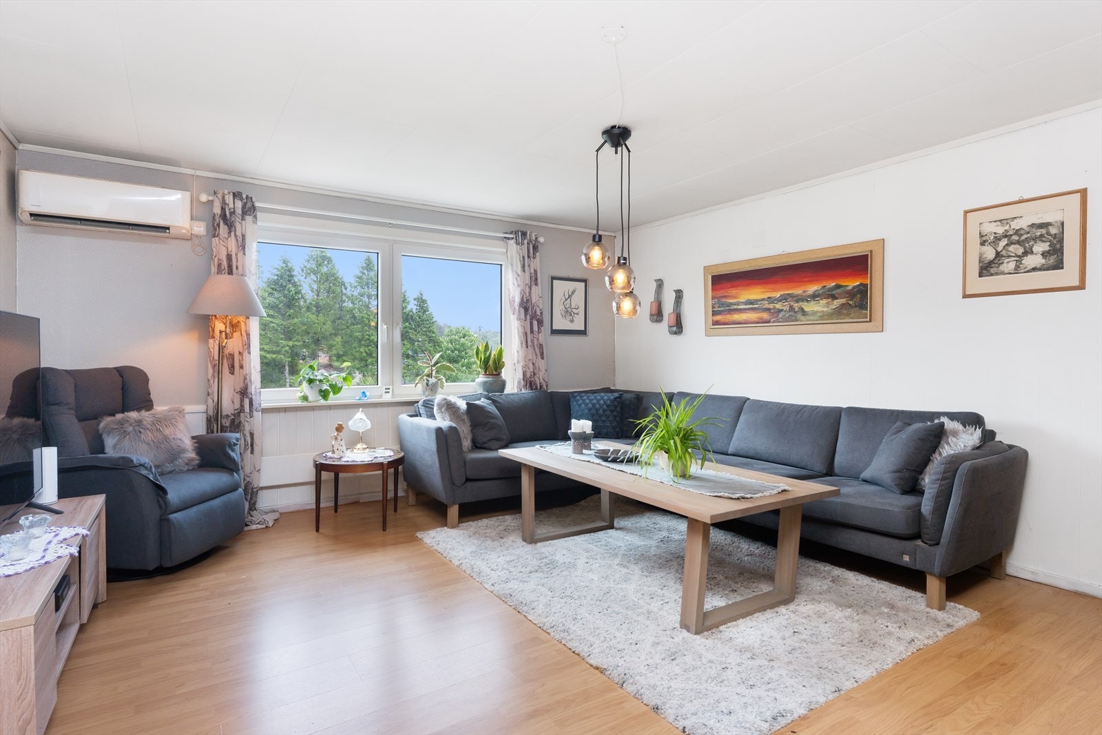 Innbydende stue med plass til en romslig sofagruppe Galleribilde