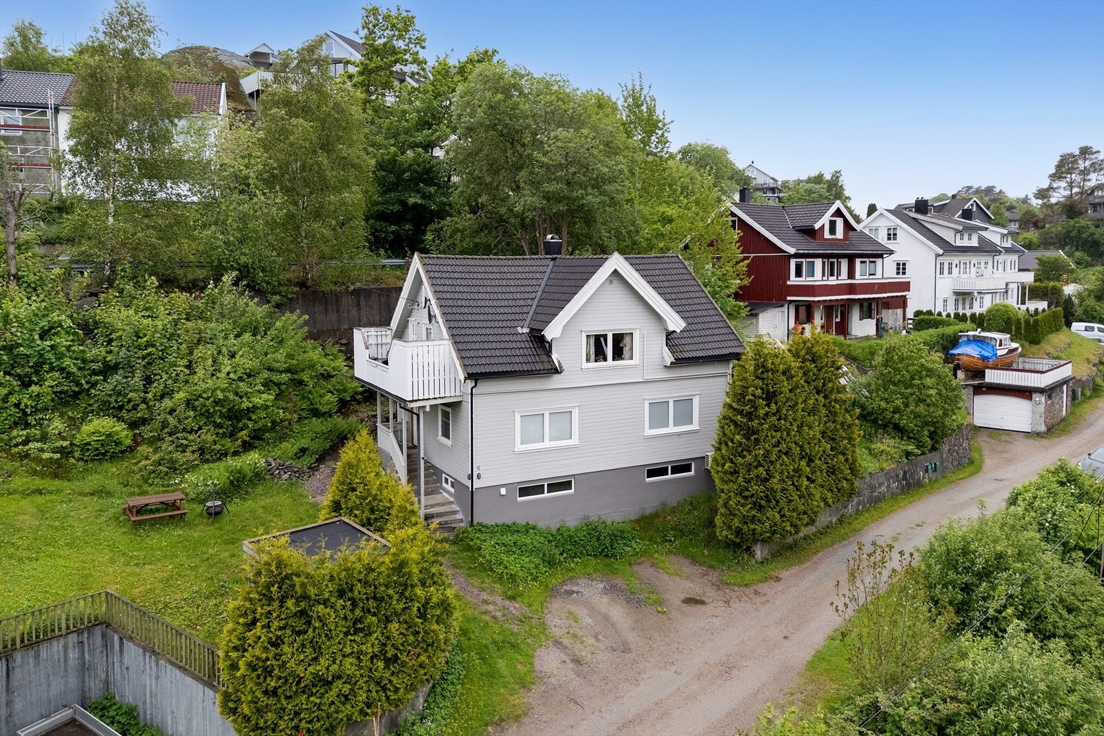 Boligen er en del av en horisontaldelt tomannsbolig Galleribilde