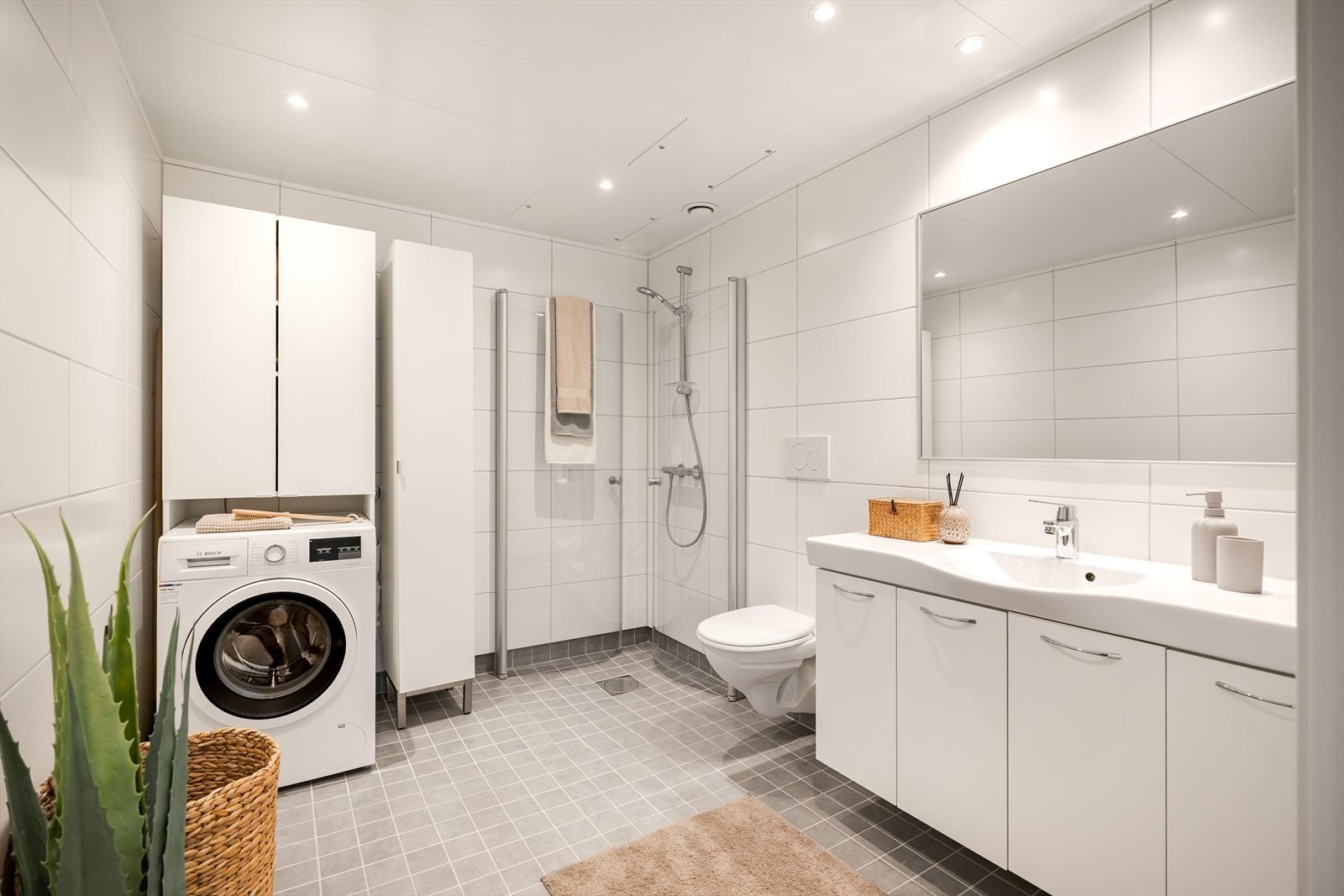 Det 6 kvm store badet er flislagt med behagelig gulvvarme og har god belysning fra downlights. Galleribilde