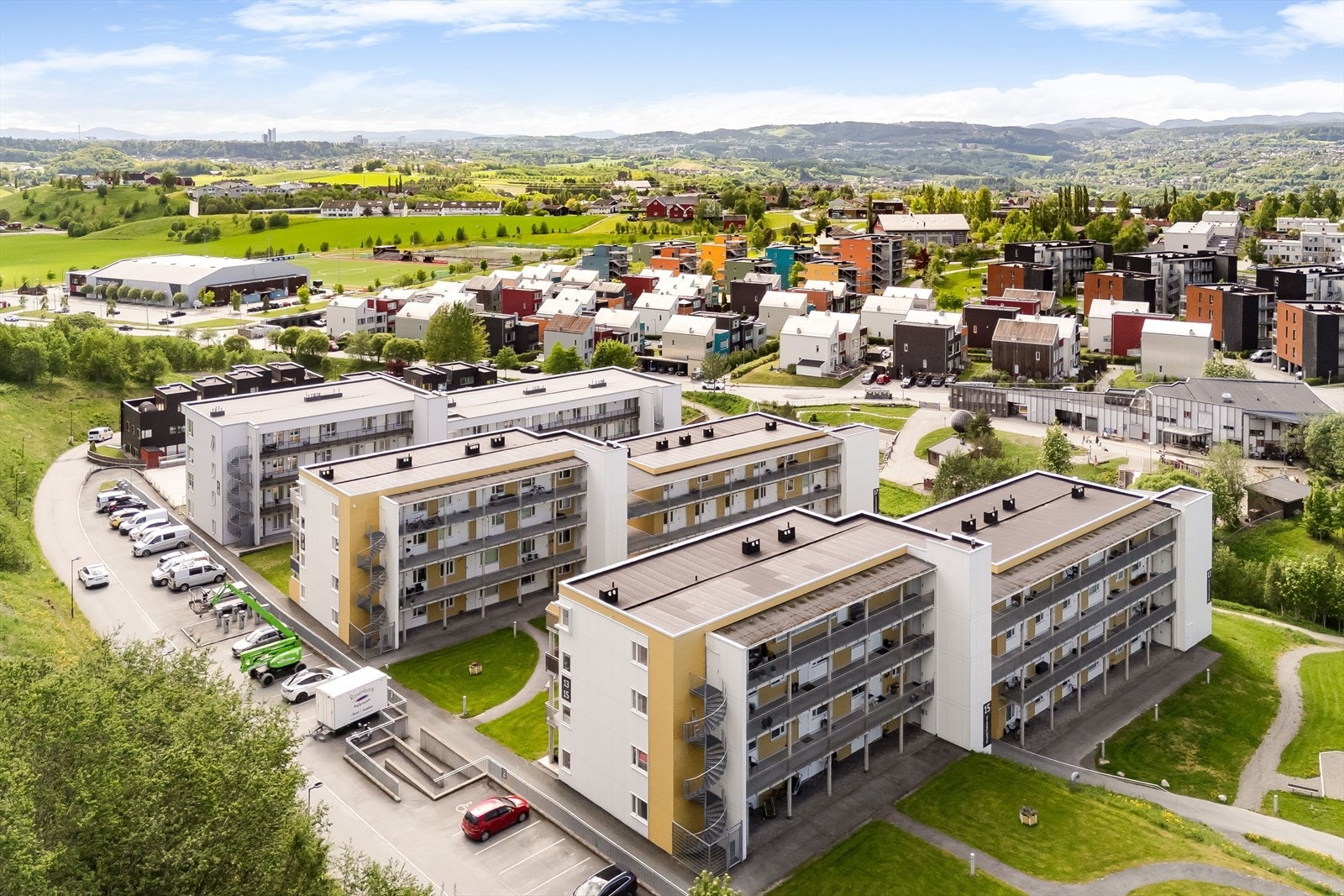 Bygget var nytt i 2016 og har moderne fasiliteter, som blant annet inkluderer balansert ventilasjon, fjernvarme og heis. Galleribilde