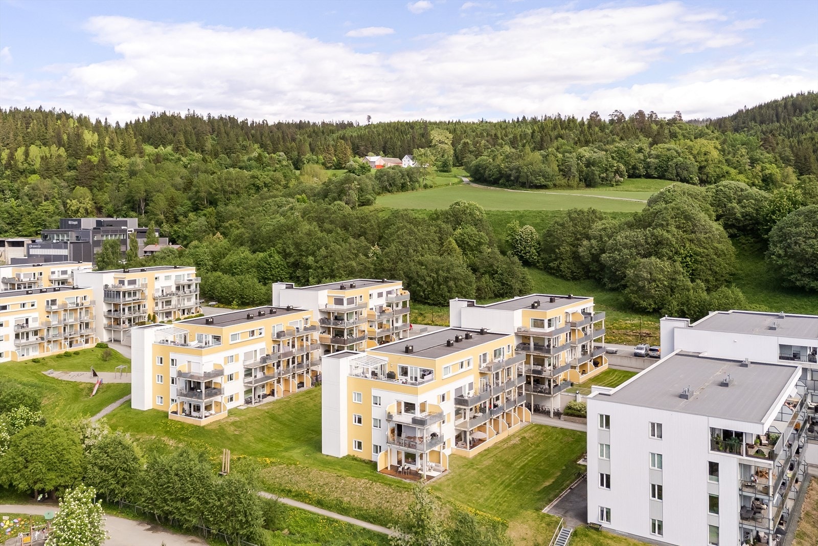 Leiligheten nyter en ypperlig beliggenhet på det sørvestre hjørnet av byggets 1. etasje Galleribilde